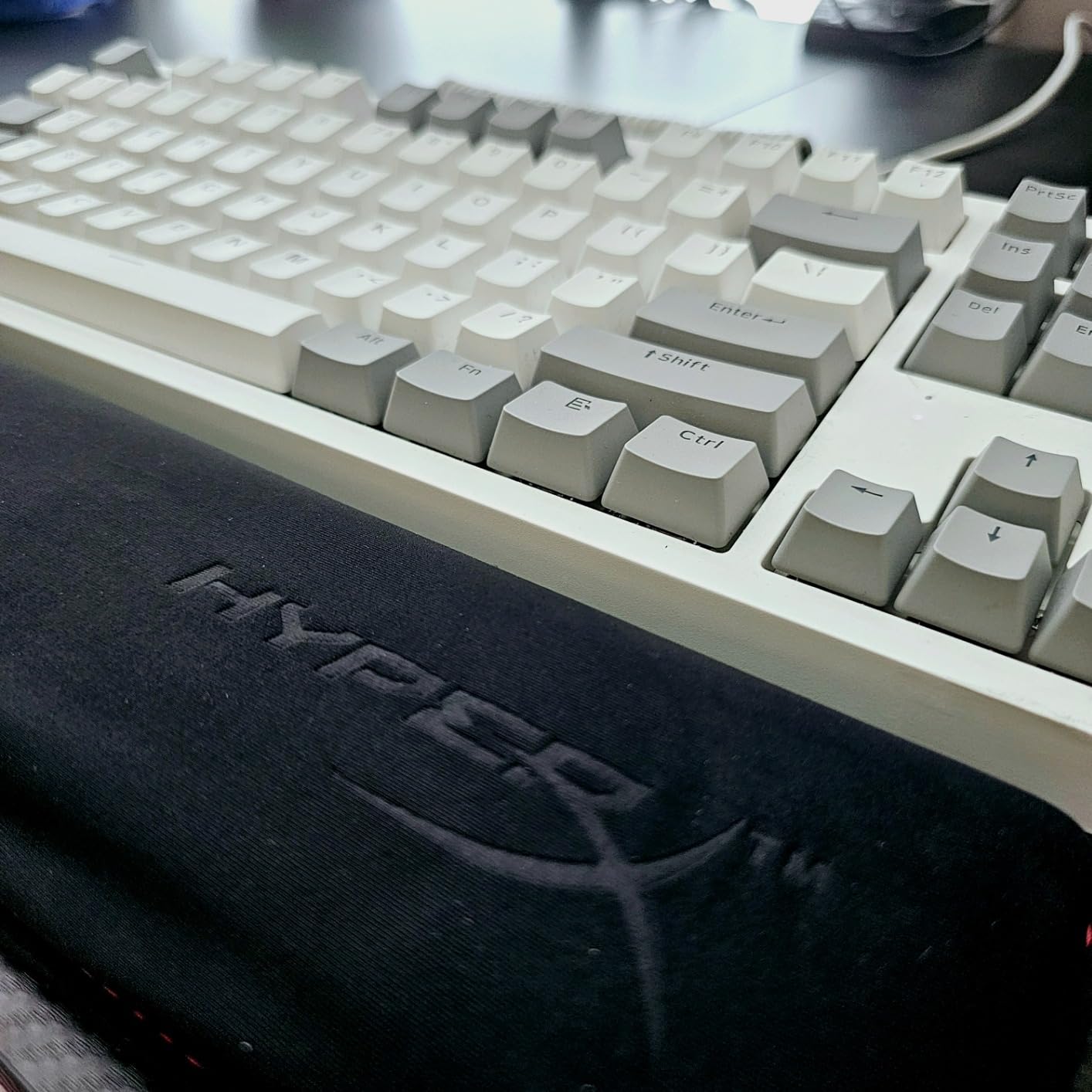 HyperX Wrist Rest – Tenkeyless – Cooling Gel – Memory Foam – Anti-Slip,Black - Customer Photo 2