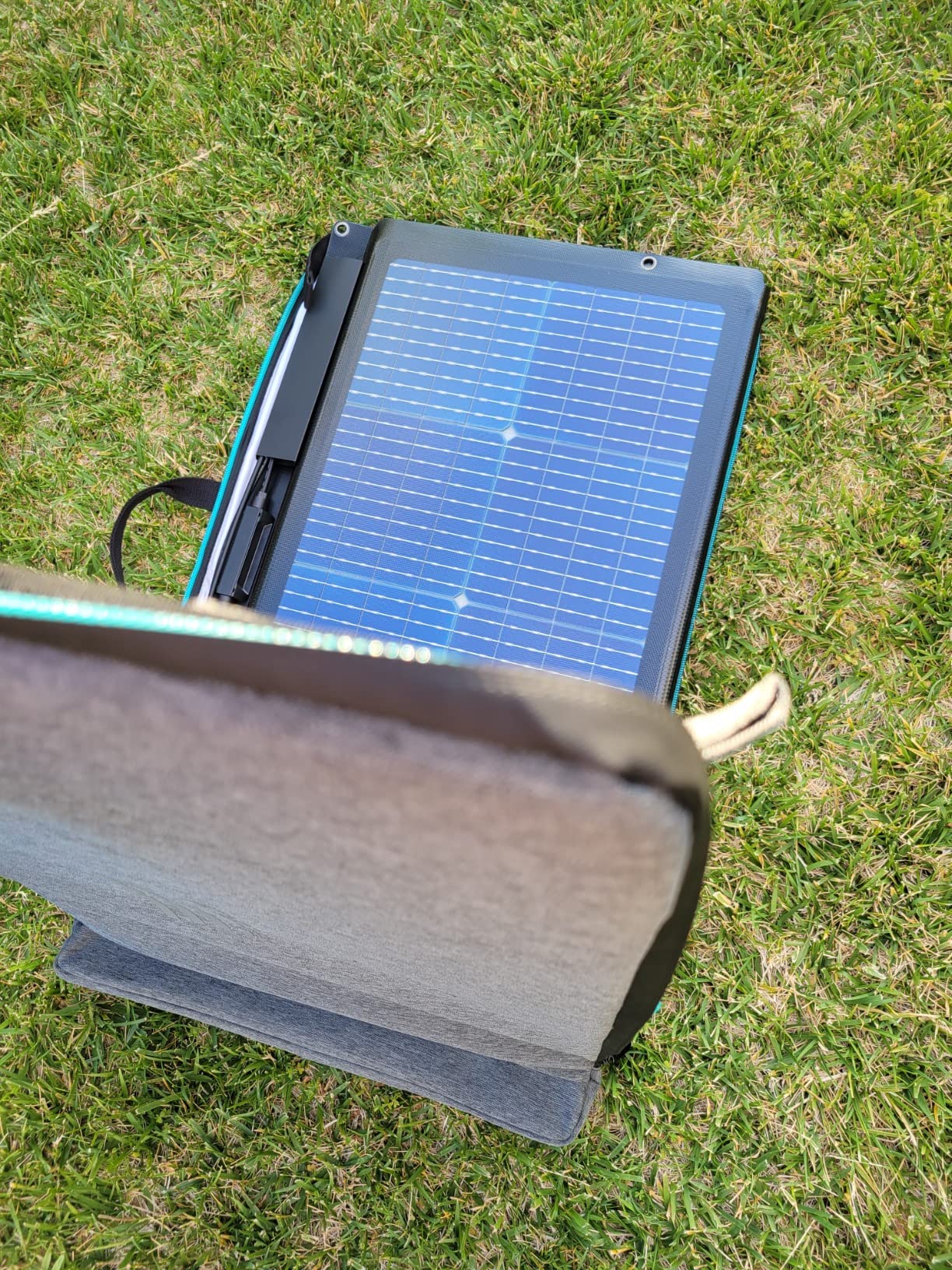 EF ECOFLOW 220W Portable Solar Panel, Bifacial Design Up to 25% Conversion Efficiency N-Type Solar Cell, with Adjustable Kickstand, IP68 Waterproof, Foldable Solar Panel for Camping RVing Home Backup - Customer Photo 1