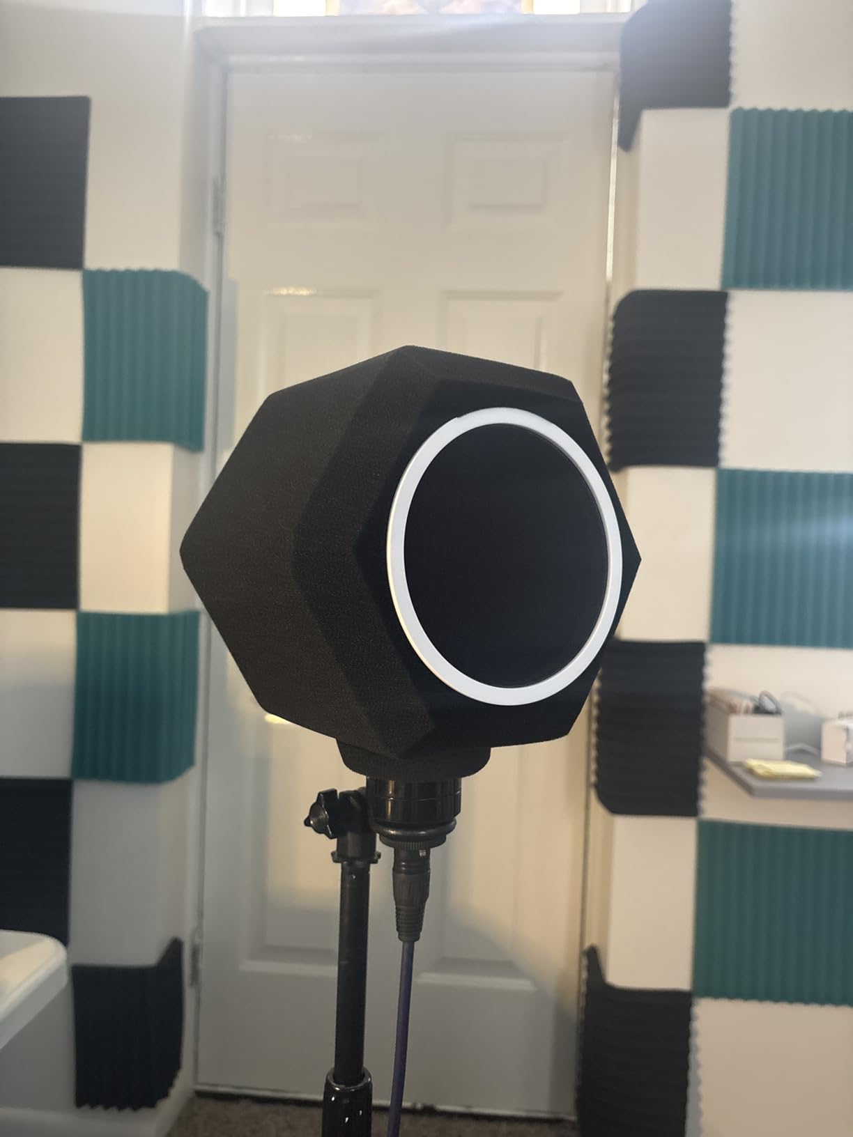 Microphone Wind Shield Pop Filter Isolation Ball, Acoustic for Record Studios Mic, Sound-Absorbing Foam Five-sided Seal Design to Effectively Reduces Noise and Reflections, black - Customer Photo 1