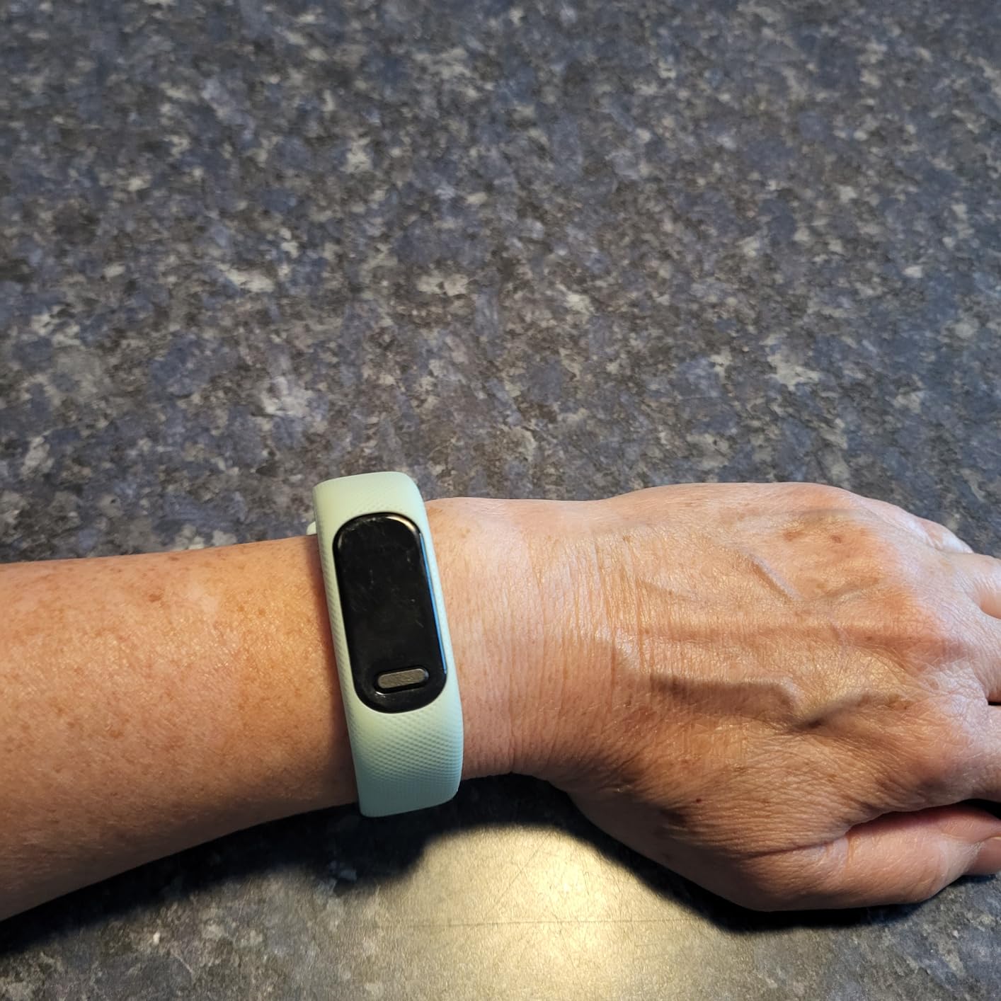 Garmin vívosmart® 5, Fitness Tracker, Long-Lasting Battery, Simple Design, Black Large - Customer Photo 2