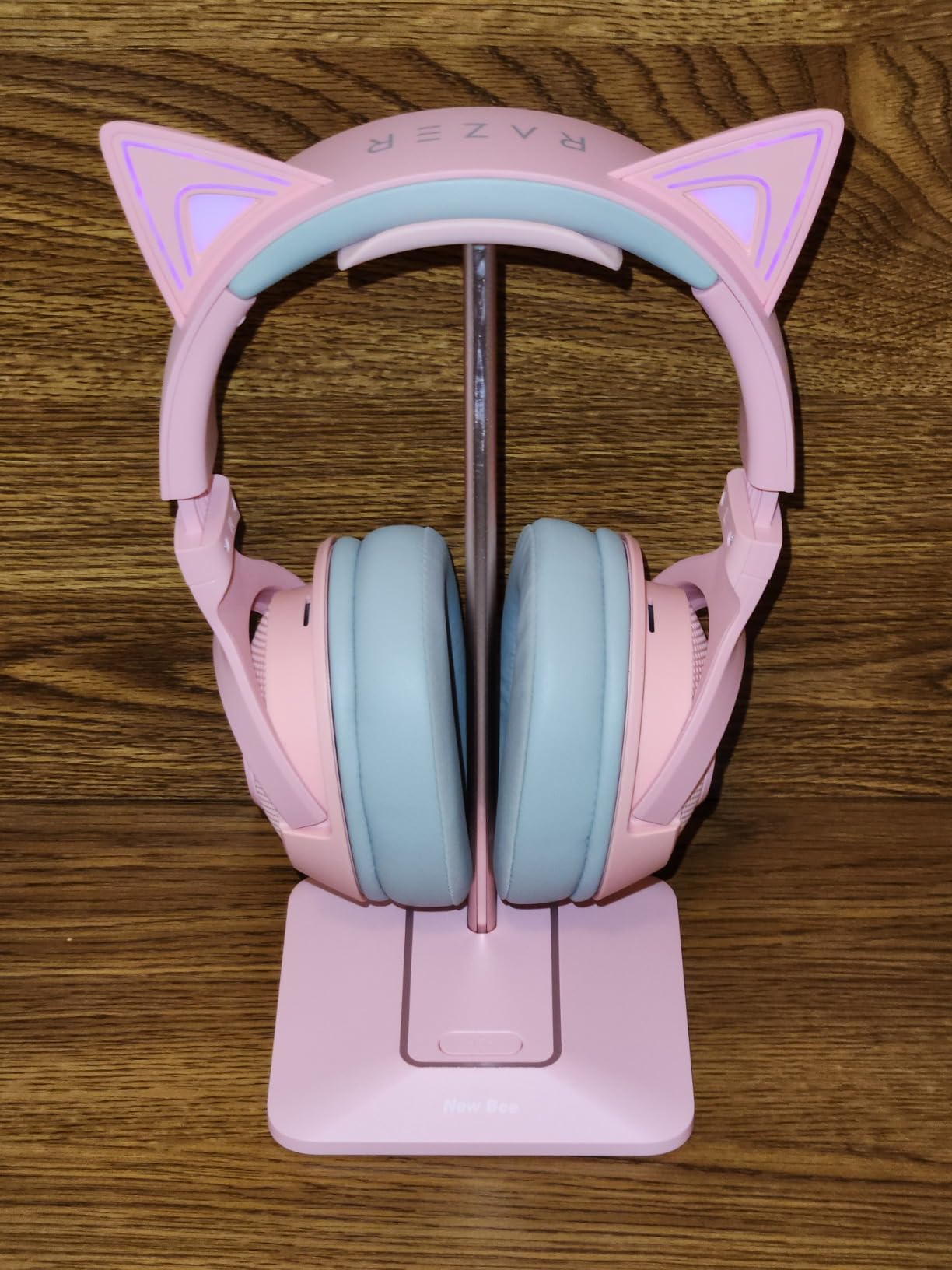 New bee RGB Headphone Stand with 1 USB-C Charging Port and 1 USB Charging Port, Desk Gaming Headset Stand with 7 Light Modes for All Earphone Accessories (Black) - Customer Photo 2