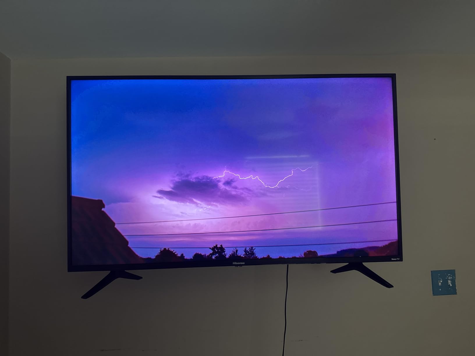 Hisense 43-Inch Class R6 Series 4K UHD Smart Roku TV with Alexa Compatibility, Dolby Vision HDR, DTS Studio Sound, Game Mode (43R6G) - Customer Photo 4