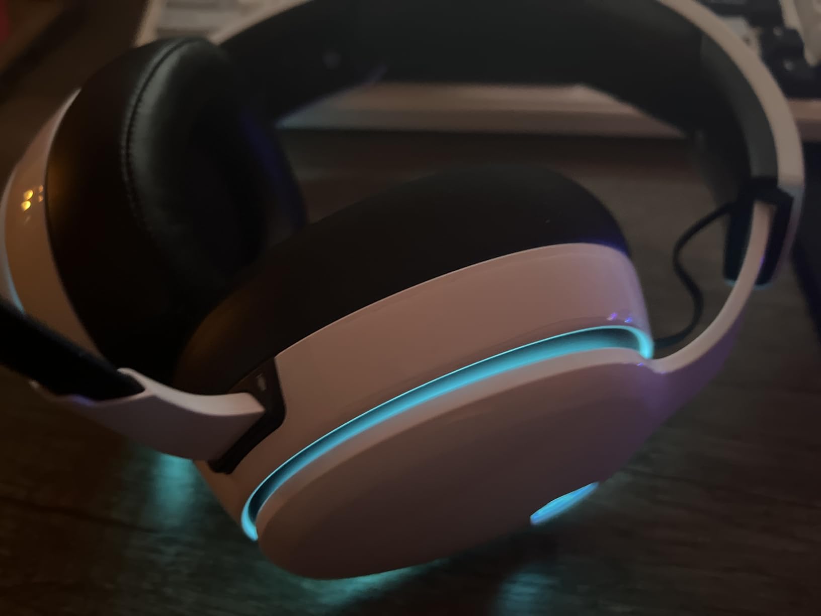 Gtheos 2.4GHz Wireless Gaming Headset for PS5, PS4 Fortnite & Call of Duty/FPS Gamers, PC, Nintendo Switch, Bluetooth 5.3 Gaming Headphones with Noise Canceling Mic, Stereo Sound, 40+Hr Battery -White - Customer Photo 4