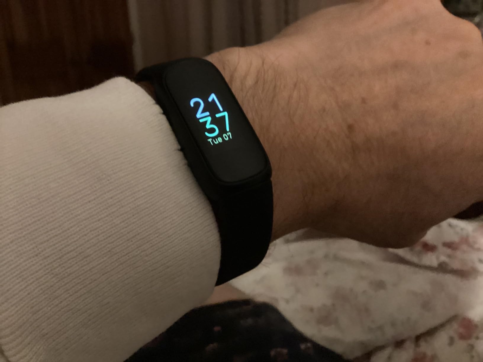 Fitbit Inspire 3 Health &-Fitness-Tracker with Stress Management, Workout Intensity, Sleep Tracking, 24/7 Heart Rate and more, Midnight Zen/Black One Size (S & L Bands Included) - Customer Photo 4