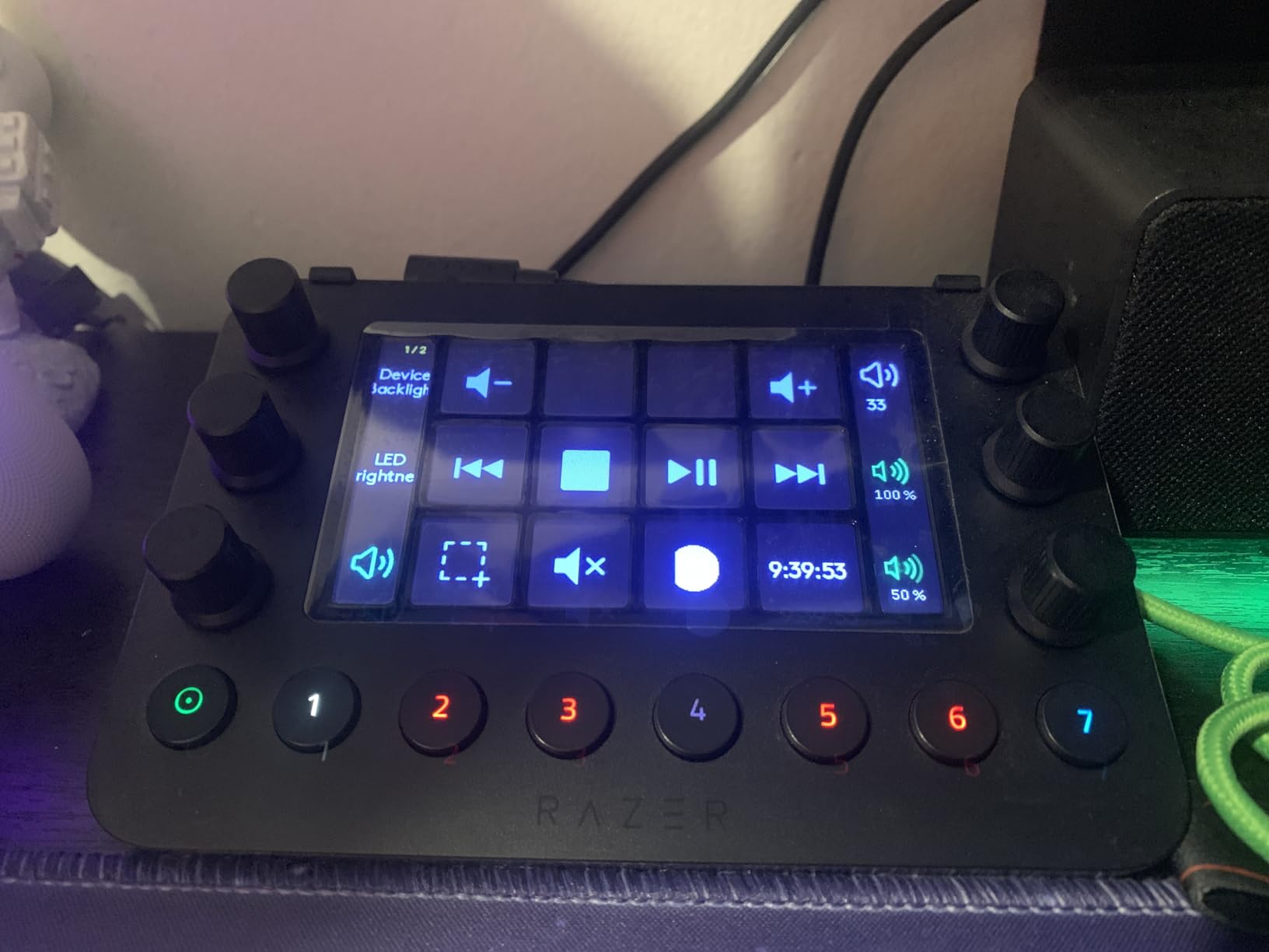 Razer Stream Controller: All-In-One Keypad for Streaming - 12 Haptic Switchblade Keys - 6 Tactile Analog Dials - 8 Programmable Buttons - Designed for PC & Mac Compatibility - Customer Photo 2