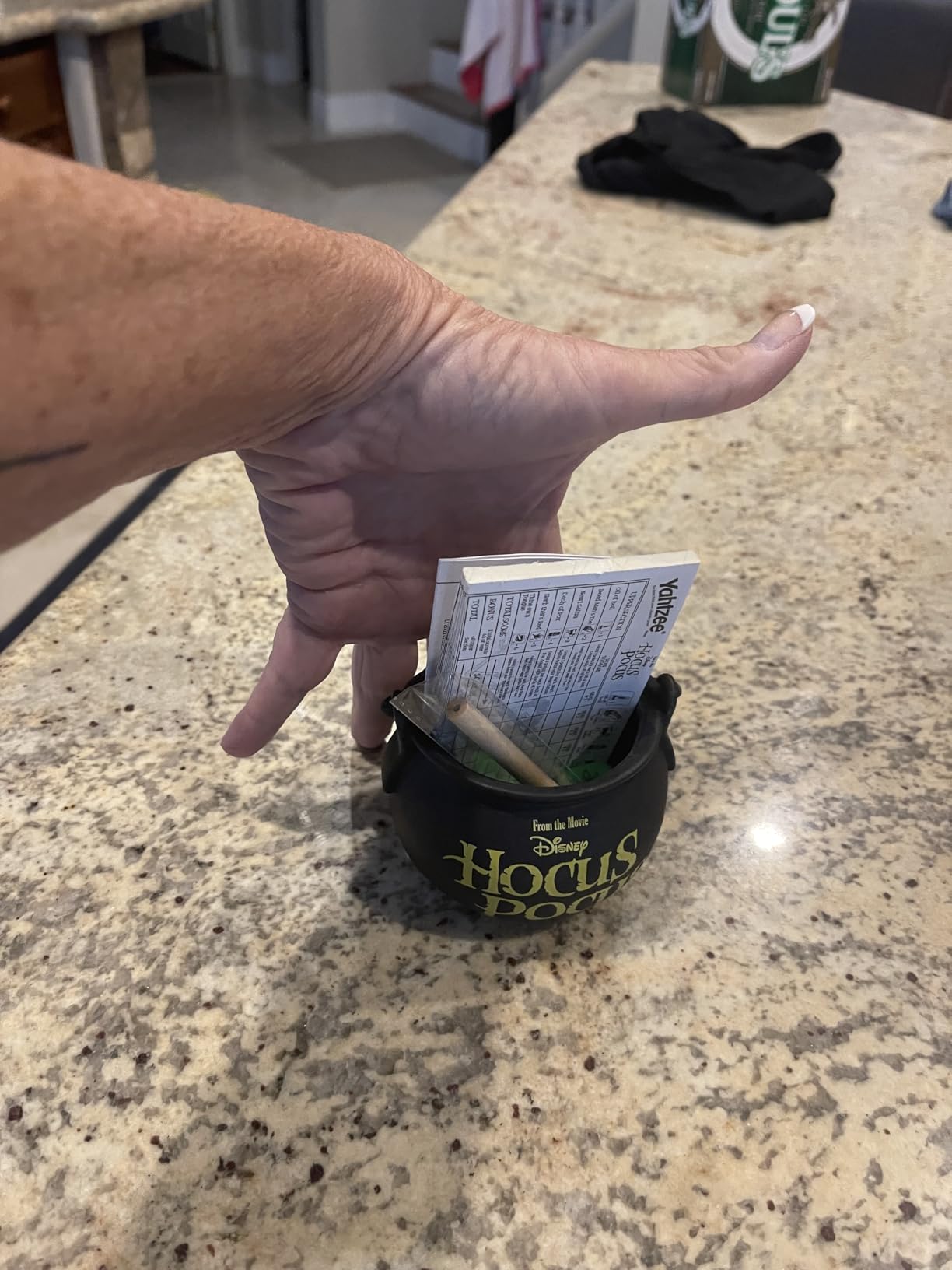 USAOPOLY YAHTZEE: Disney Hocus Pocus | Collectible Witch~'s Caldron Dice Cup Classic Family Game Based on Film Great for Night Officially-Licensed & Merchandise, Black - Customer Photo 2