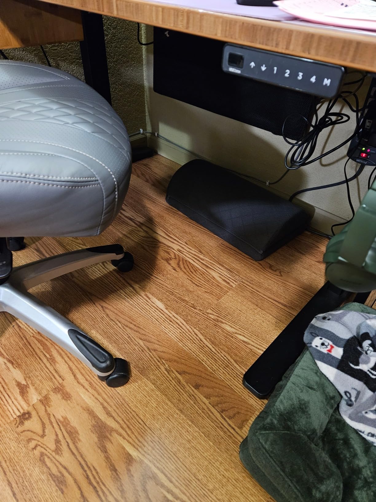 Foot Rest,Desk & Gaming Accessories,Foot Rest for Under Desk at Work,Comfortable Footrest with 2 Adjustable Heights & Removable Cover, Office Desk Accessories(Gray) Customer Review Foot Rest,Desk & Gaming Accessories,Foot Rest for Under Desk at Work,Comfortable Footrest with 2 Adjustable Heights & Removable Cover, Office Desk Accessories(Gray) - Customer Photo 1