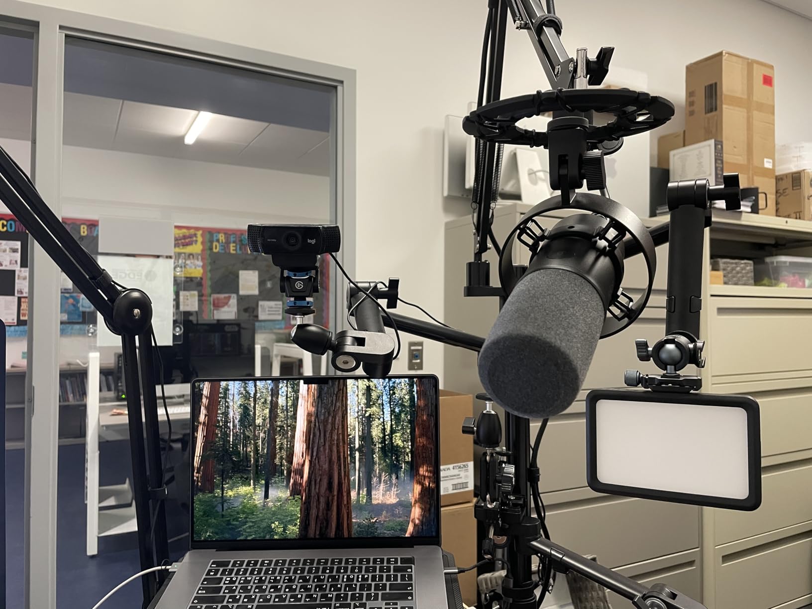 FIFINE Dynamic Microphone, XLR/USB Podcast Recording PC Microphone for Vocal Voice-Over Streaming, Studio Metal Mic with Mute, Headphone Jack, Monitoring Volume Control, Windscreen-Amplitank K688 - Customer Photo 1