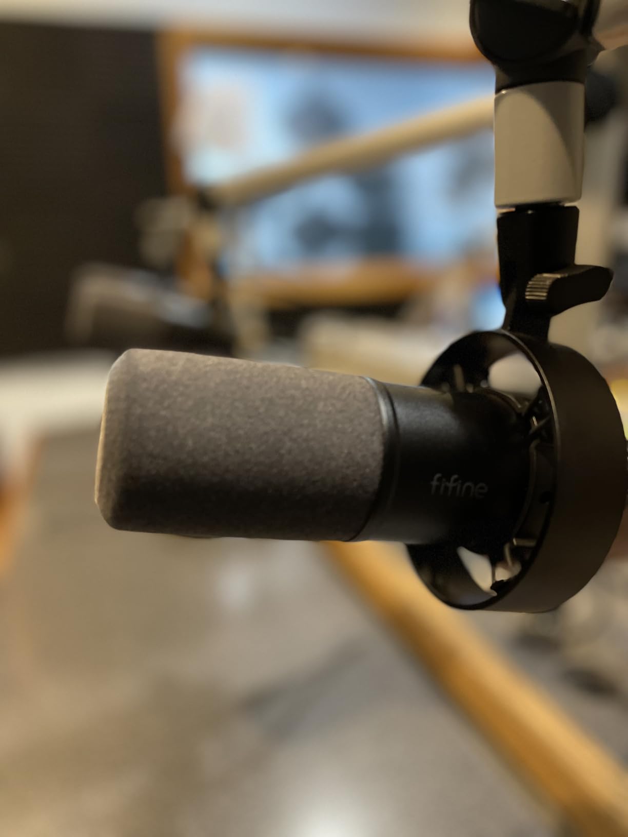 FIFINE Dynamic Microphone, XLR/USB Podcast Recording PC Microphone for Vocal Voice-Over Streaming, Studio Metal Mic with Mute, Headphone Jack, Monitoring Volume Control, Windscreen-Amplitank K688 - Customer Photo 2