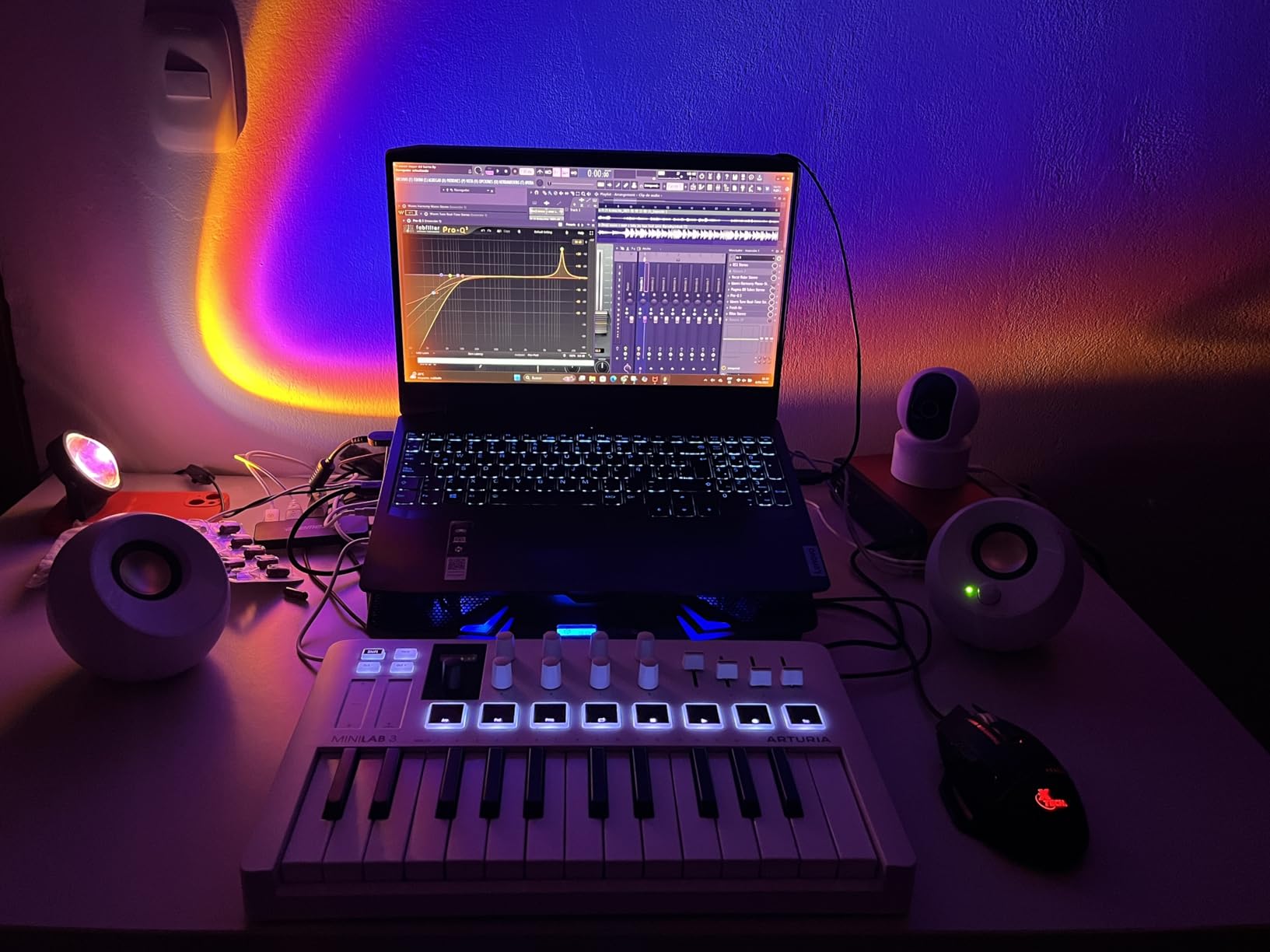 Arturia MiniLab 3 - Universal MIDI Controller for Music Production, with All-in-One Software Package - 25 Keys, 8 Multi-Color Pads - White Customer Review Arturia MiniLab 3 - Universal MIDI Controller for Music Production, with All-in-One Software Package - 25 Keys, 8 Multi-Color Pads - White - Customer Photo 3