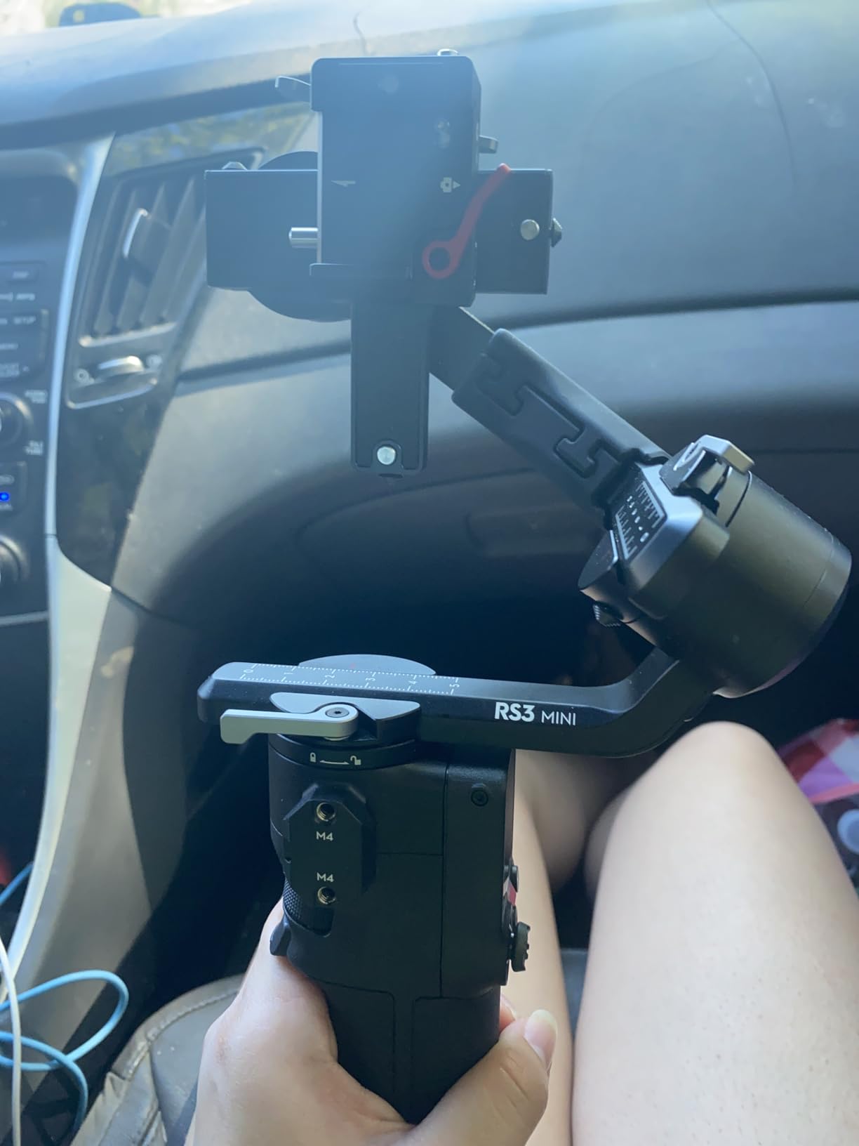 DJI RS 3 Mini, 3-Axis Gimbal Stabilizer for Cameras Canon/Sony/Panasonic/Nikon/Fujifilm, 2 kg (4.4 lbs) Tested Payload, Camera Stabilizer, Camera Gimbal with Native Vertical Shooting - Customer Photo 1