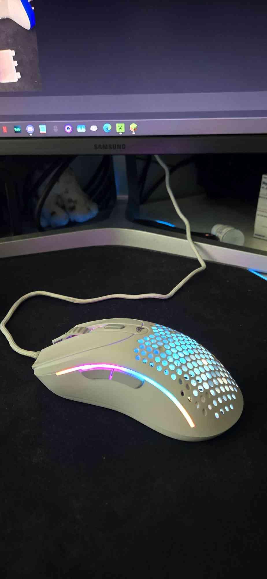 Glorious Gaming Model O 2 Wired Gaming Mouse - 59g Ultralight, FPS, 26,000 DPI, Motion Sync, 80M Click Rated Switches, 6 Programmable Buttons, Ambidextrous, RGB, PTFE Feet - White - Customer Photo 1