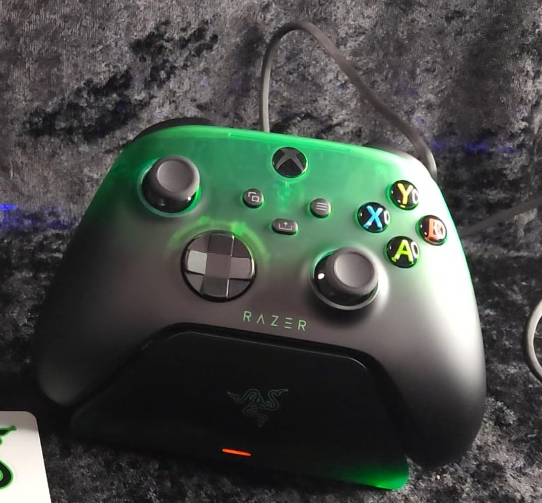 Razer Wireless Controller & Quick Charging Stand Bundle for Xbox Series X|S, Xbox One: Impulse Triggers - Textured Grips - 12hr Battery Life - Magnetic Secure Charging Limited Green Edition - Customer Photo 1