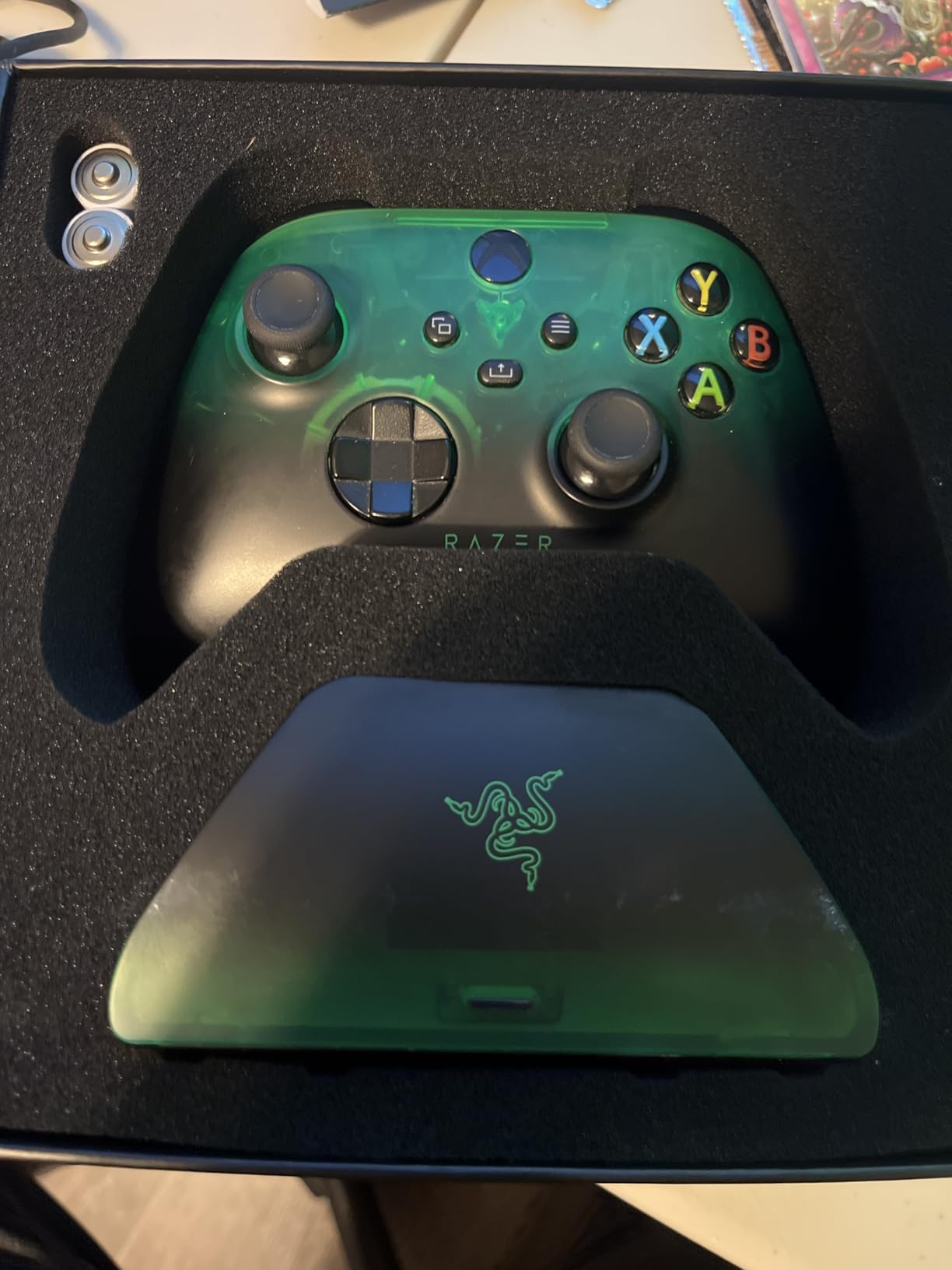 Razer Wireless Controller & Quick Charging Stand Bundle for Xbox Series X|S, Xbox One: Impulse Triggers - Textured Grips - 12hr Battery Life - Magnetic Secure Charging Limited Green Edition - Customer Photo 2