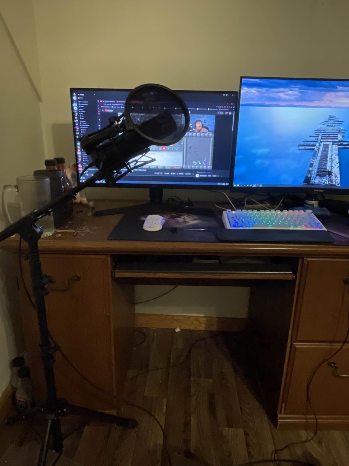 RØDE NT1 5th Generation Large-diaphragm Studio Condenser Microphone with XLR and USB Outputs, Shock Mount and Pop Filter for Music Production, Vocal Recording and Podcasting (Black) - Customer Photo 1