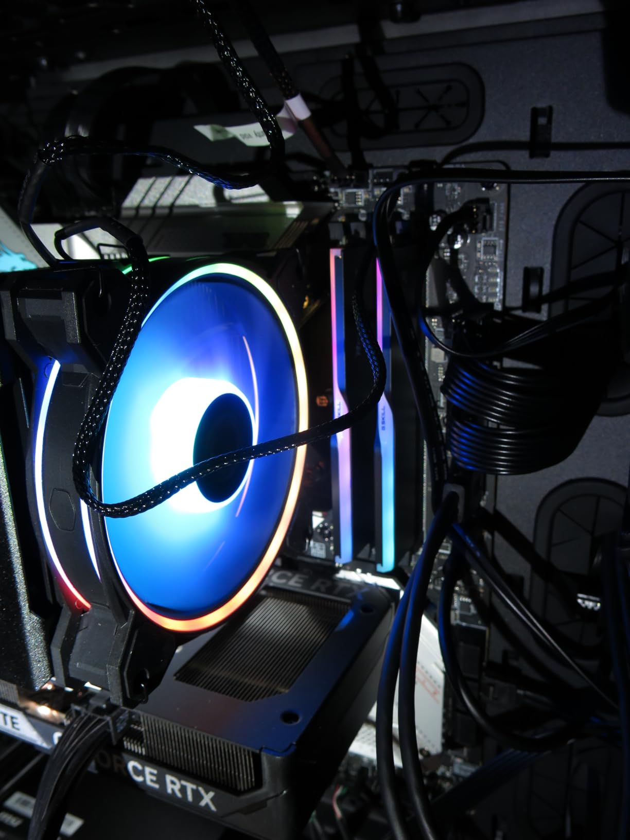 Cooler Master Hyper 212 Halo White CPU Air Cooler, 120 Halo² PWM Fan, Dual Loop ARGB, Aluminum Top Cover, 4 Copper Heat Pipes, 154mm Tall, AMD Ryzen AM5|AM4, Intel LGA 1851|1700|1200 Brackets - Customer Photo 2