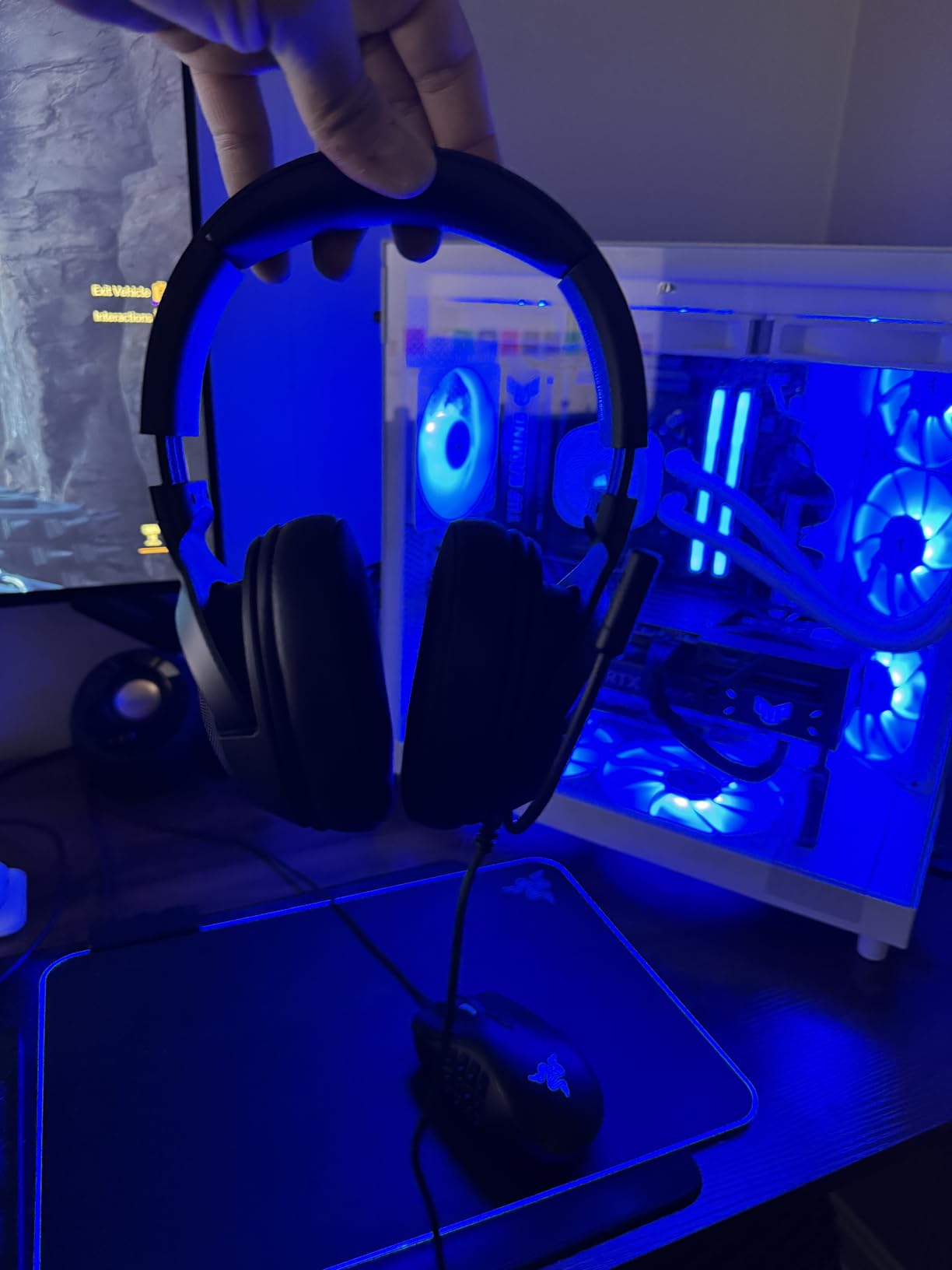 Razer Kraken V3 X Wired USB Gaming Headset: Lightweight Build - Triforce 40mm Drivers - HyperClear Cardioid Mic - 7.1 Surround Sound - Chroma RGB Lighting - Black - Customer Photo 3
