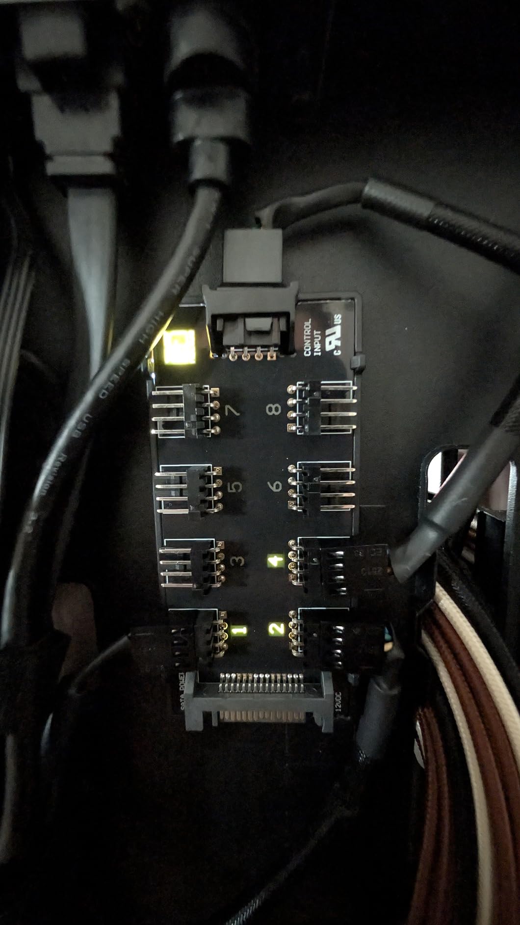 Noctua NA-FH1, 8 Channel Fan Hub for up to Eight 12V or 5V Based 4-pin PWM or 3-pin Fans (Black) - Customer Photo 2