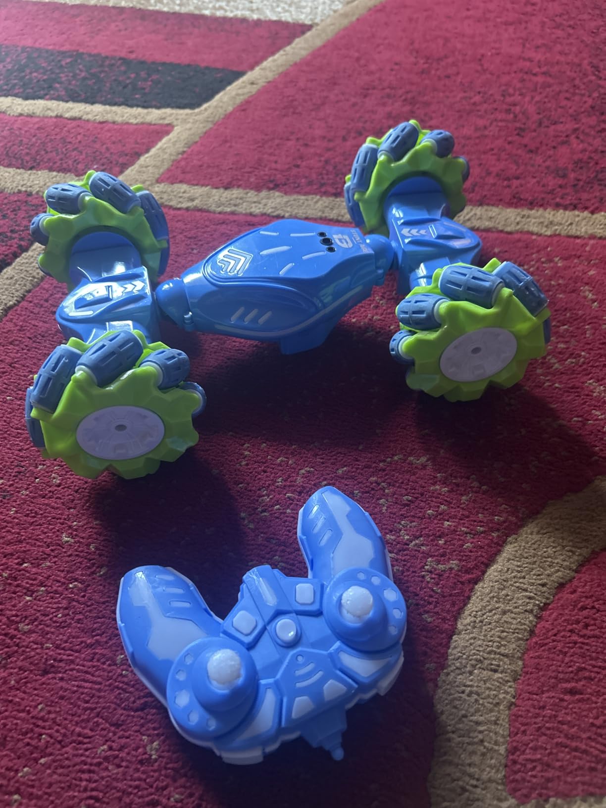 DEERC DE83 Gesture Sensing RC Stunt Car with Light & Music, 2.4GHz 4WD RC Car Remote Control Transformed Vehicle 360°Spins All Terrains Monster Truck for Boys Kids - Customer Photo 2