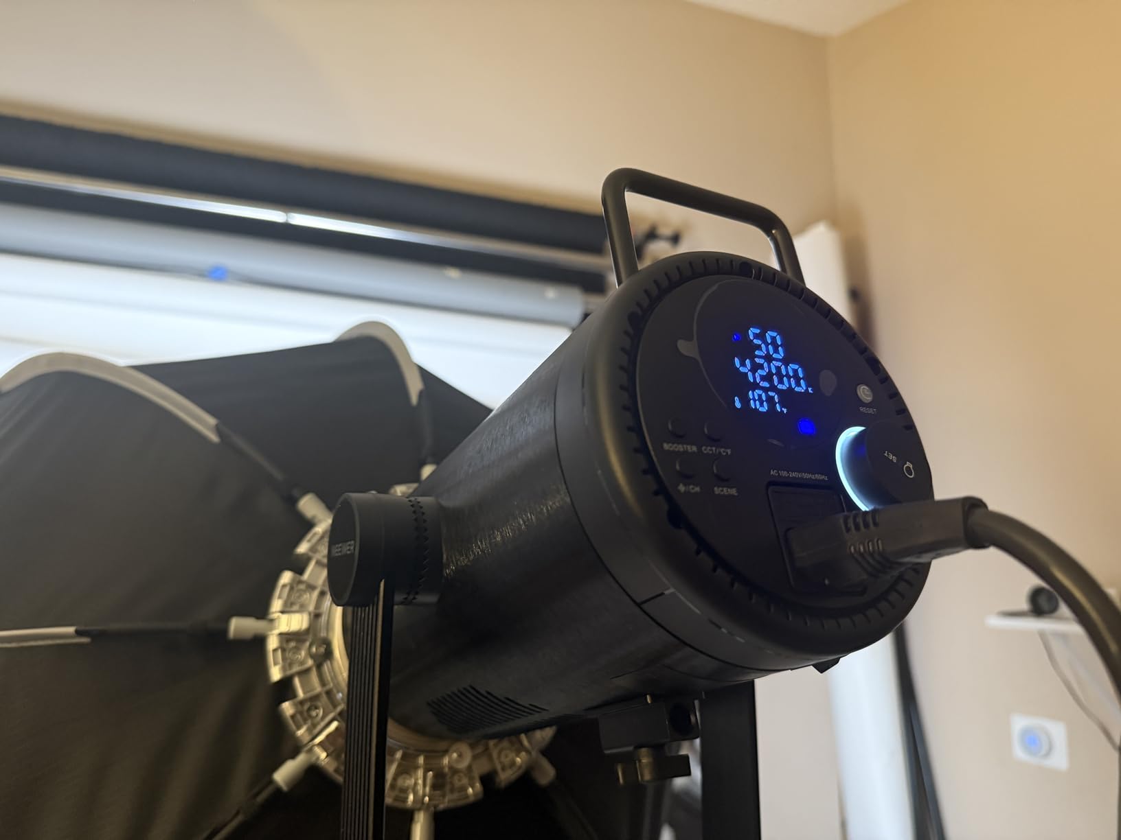 NEEWER CB60B 70W LED Video Light with 2.4G&APP Control, COB Bi Color 2700K-6500K 34000Lux at 1m/CCT Mode/CRI97+/12 Scenes/Bowens Mount Continuous Output Lighting for Studio Photograpny/Video Recording - Customer Photo 2
