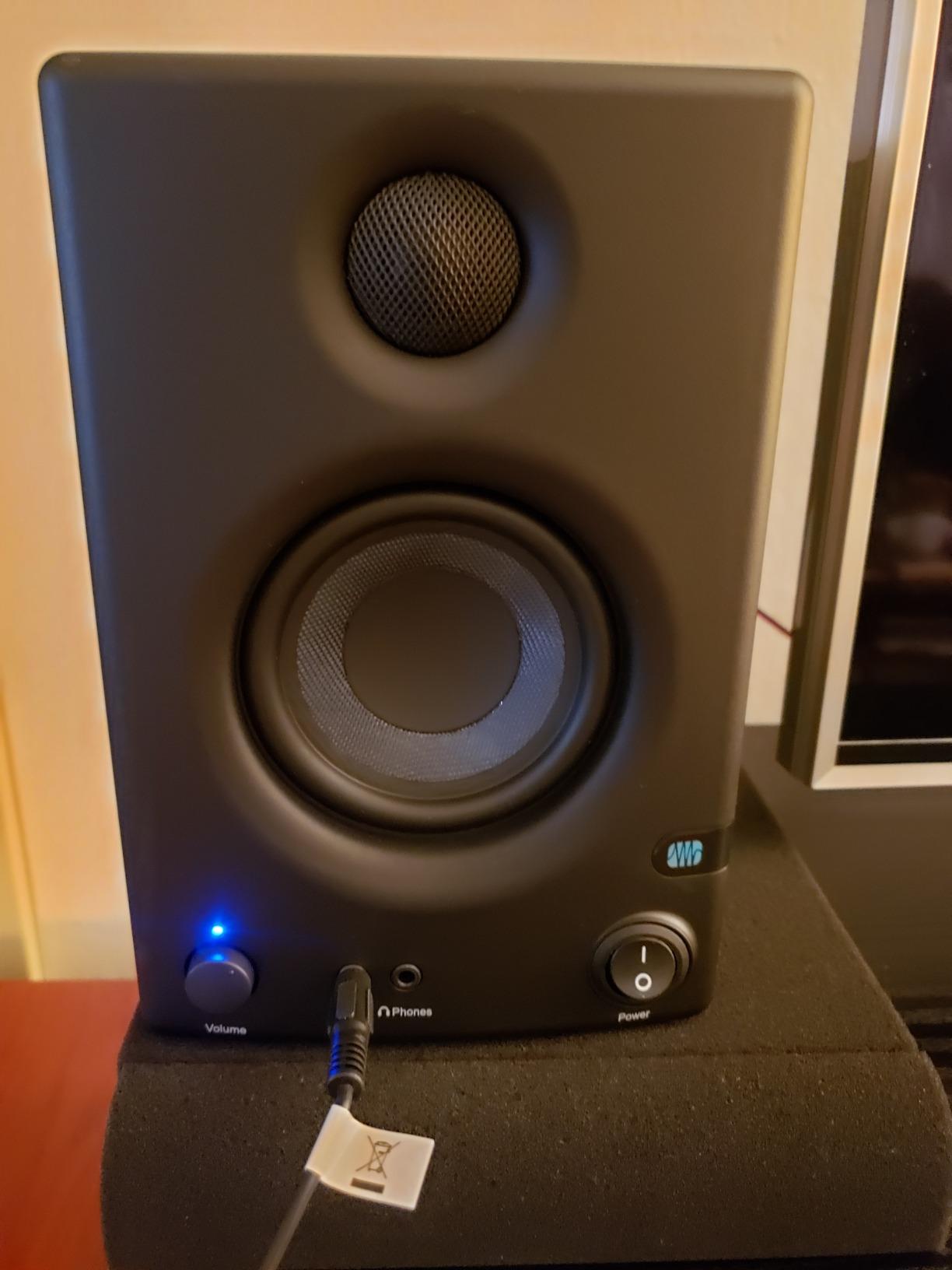 PreSonus Eris 3.5 Studio Monitors, Pair — Powered, Active Monitor Speakers for Near Field Music Production, Desktop Computer, Hi-Fi Audio - Customer Photo 4
