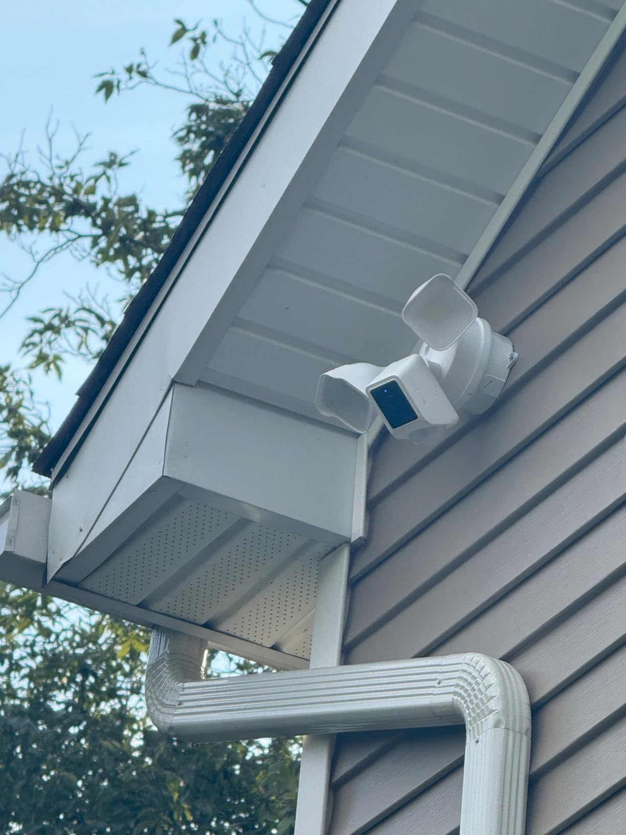 WYZE Floodlight Camera v2, Security Camera Outdoor, 2K HD with Color Night Vision, 2800-Lumen LEDs, 160° Wide View, 105dB Siren, Works with Alexa & Google Assistant, Wired, Free Expert Support - Customer Photo 1