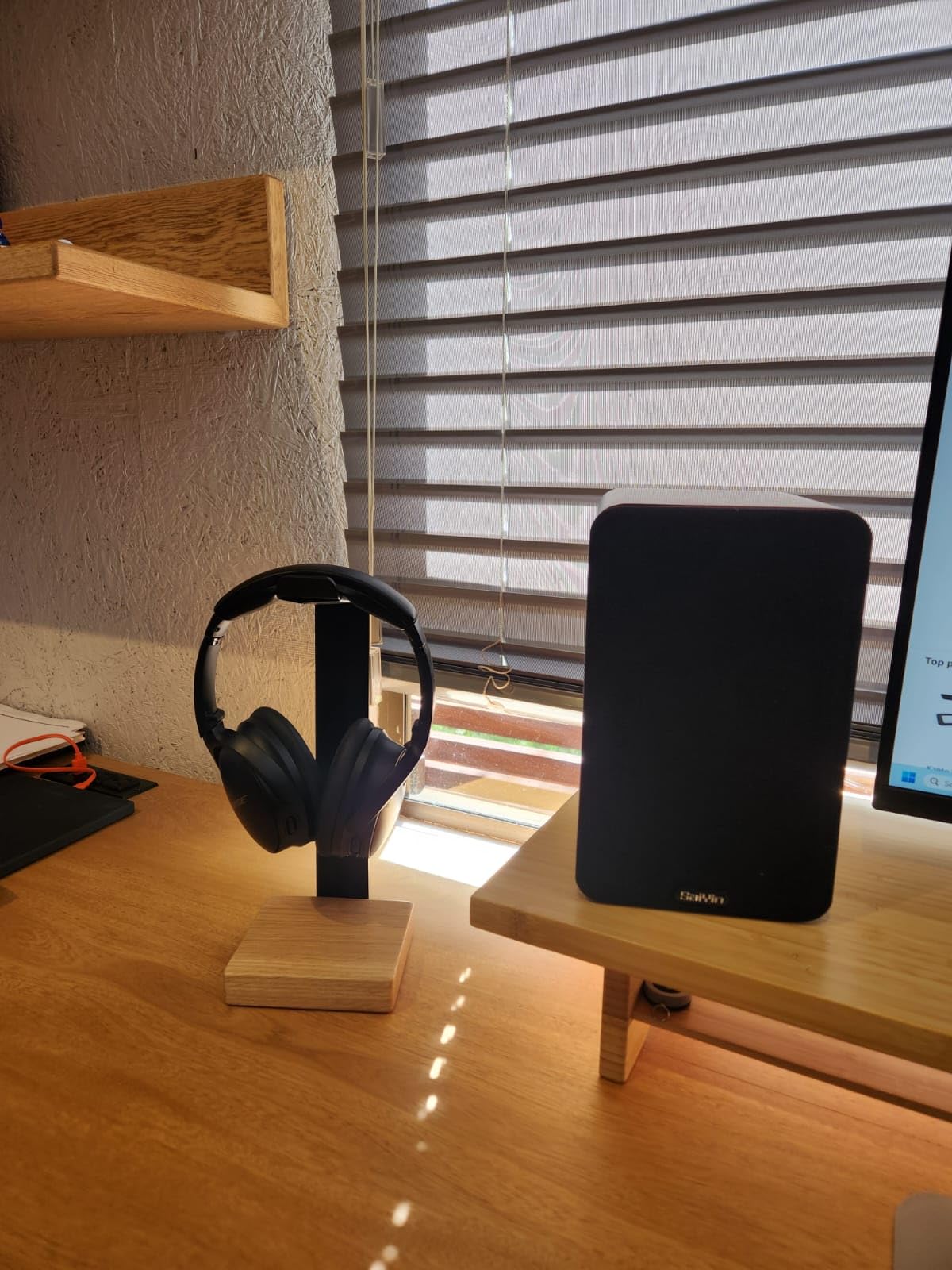 Universal Headphone Stand for Desk, Solid Wood Gaming Headset Stand, Heavy Duty Wooden Headphones Holder, Compatible with Airpods Max and More - Customer Photo 3