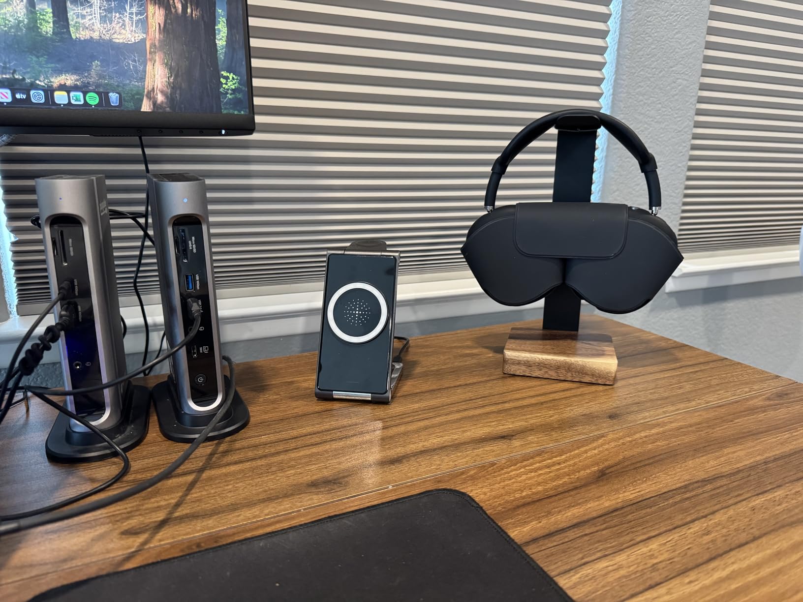 Universal Headphone Stand for Desk, Solid Wood Gaming Headset Stand, Heavy Duty Wooden Headphones Holder, Compatible with Airpods Max and More - Customer Photo 4