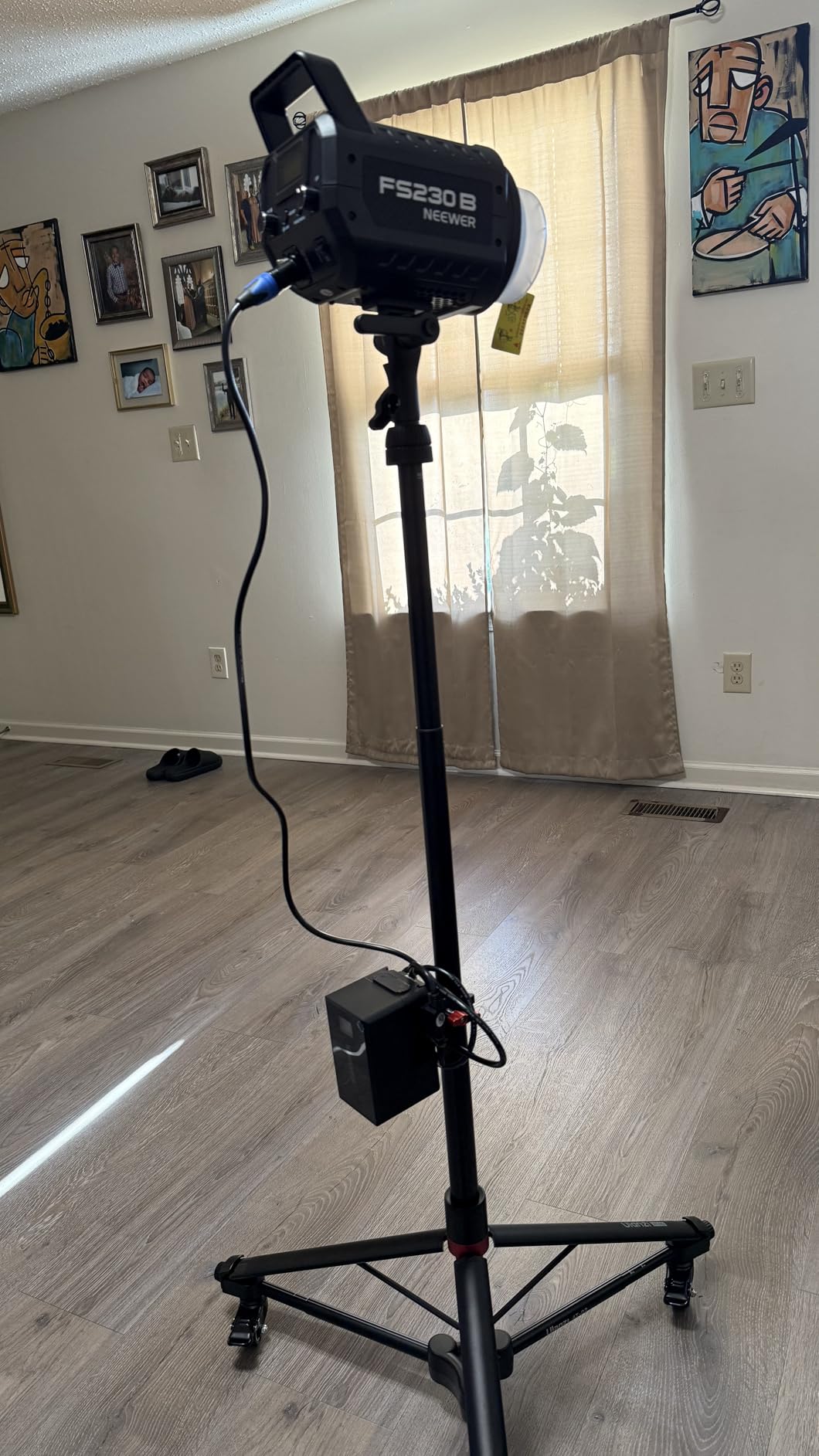 NEEWER FS150B LED Video Light 2.4G/APP Control,130W Bi Color COB Silent Photography Continuous Output Lighting with 4 Types Precise Dimming, 72000lux/1m, 2700K-6500K, CRI 97+,12 Effects, Bowens Mount - Customer Photo 2