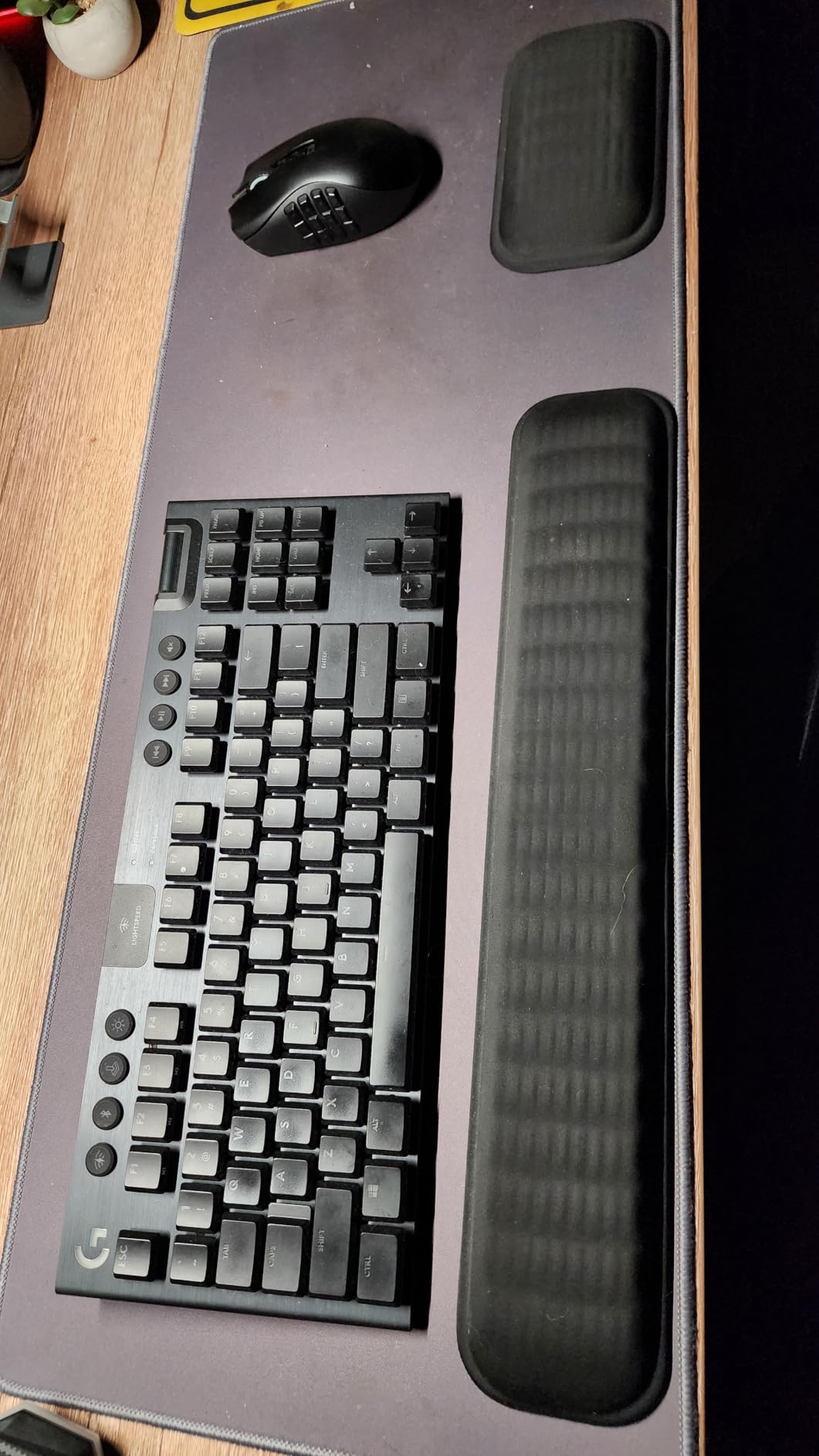 MEKASS Ergonomic Wrist Rest for Keyboard and Mouse, Soft Memory Foam Keyboard Wrist Rest Set with Non-Slip Silicone Base, Easy Typing, Pain Relief, Comfort for Office, Work, Gaming (Classic Black) - Customer Photo 2