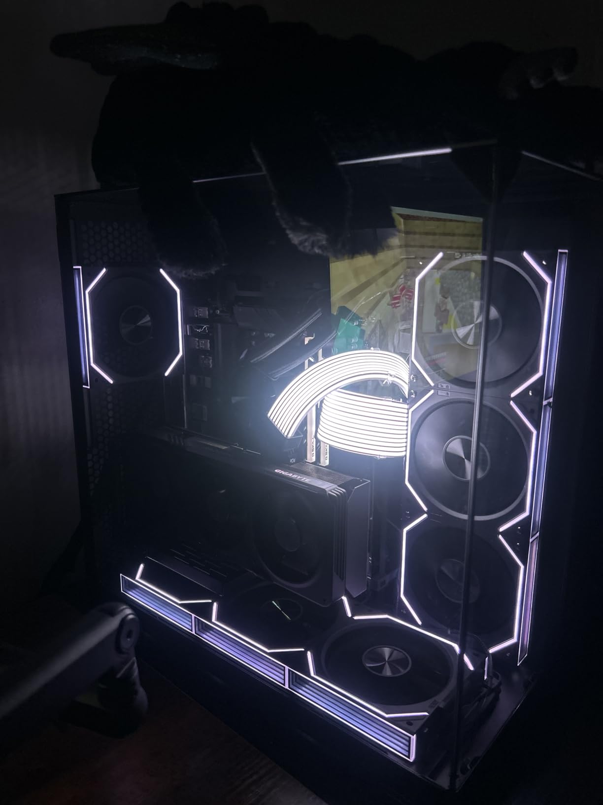 Lian Li Accessory Universal 4-Slots Vertical GPU Card Holder Kit Black, Premium Gen 4 Riser Cable PCI-E 4.0 x16-200mm, PCIe 3.0 Compatible, Compatible with E-ATX,ATX Case (VG4-4-V2X) - Customer Photo 1