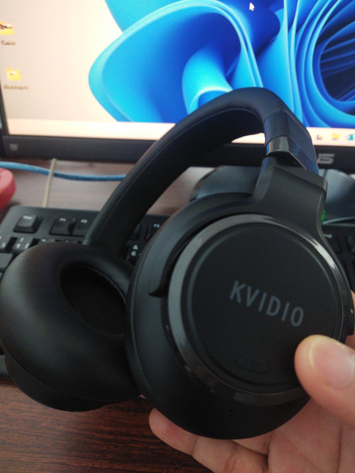 KVIDIO Active Noise Cancelling Headphones, 70 Hours Playtime Bluetooth Headphones Wireless with Microphone, Transparency Mode, Deep Bass and Hi-Fi Stereo Sound Over Ear for Travel Office customer photo 2
