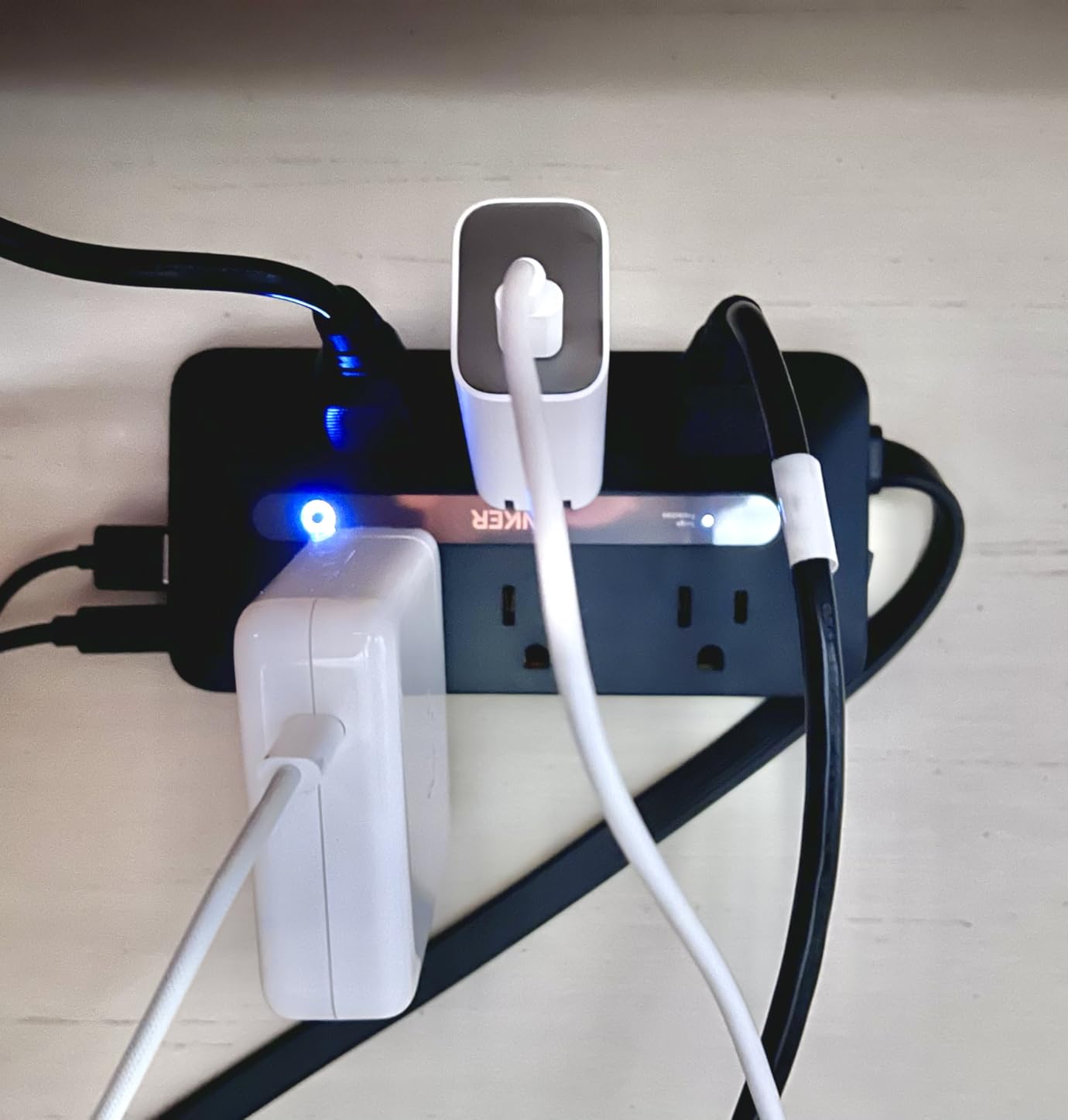 Anker Flat Plug Power Strip(300J) with 20W USB-C, 10-in-1 Ultra Thin Power Strip with 6 AC, 2 USB-A and C Each, 5 ft Extension Cord for Desk Charging Station/Home/Office/College/Dorm Essentials, White - Customer Photo 2