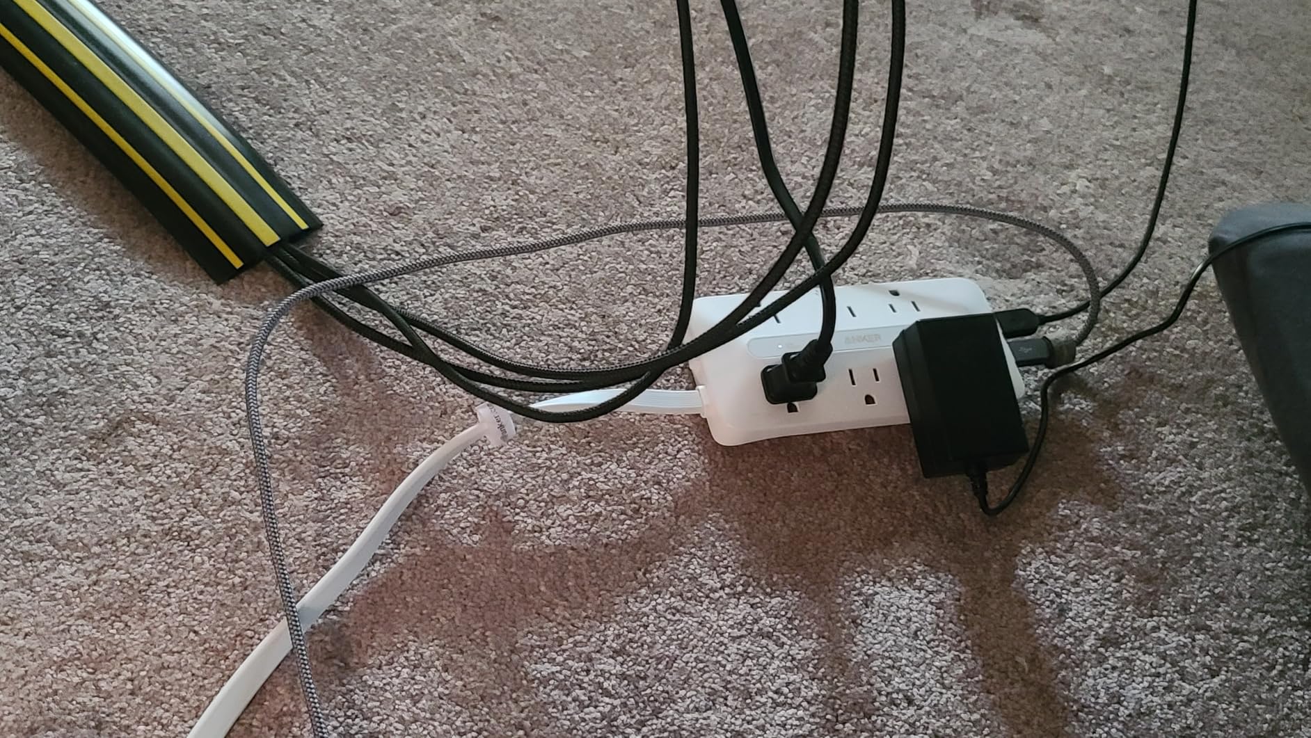 Anker Flat Plug Power Strip(300J) with 20W USB-C, 10-in-1 Ultra Thin Power Strip with 6 AC, 2 USB-A and C Each, 5 ft Extension Cord for Desk Charging Station/Home/Office/College/Dorm Essentials, White - Customer Photo 4