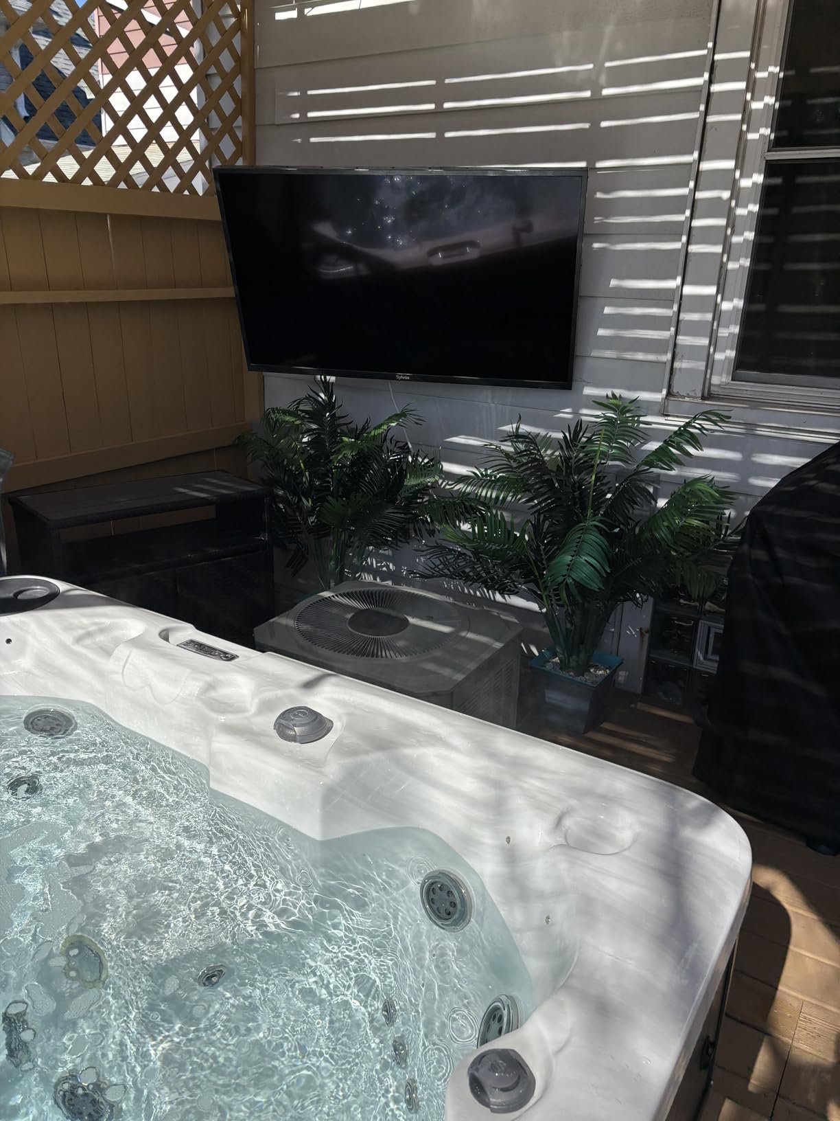 SYLVOX Outdoor TV, 43'' QLED Smart TV, IP55 Waterproof, Dolby Atmos HDR 10, Voice Remote,1000nits Weatherproof Television, Chromecast Built-in for Deck, Patio or Garden(Deck Pro QLED 2.0) - Customer Photo 1