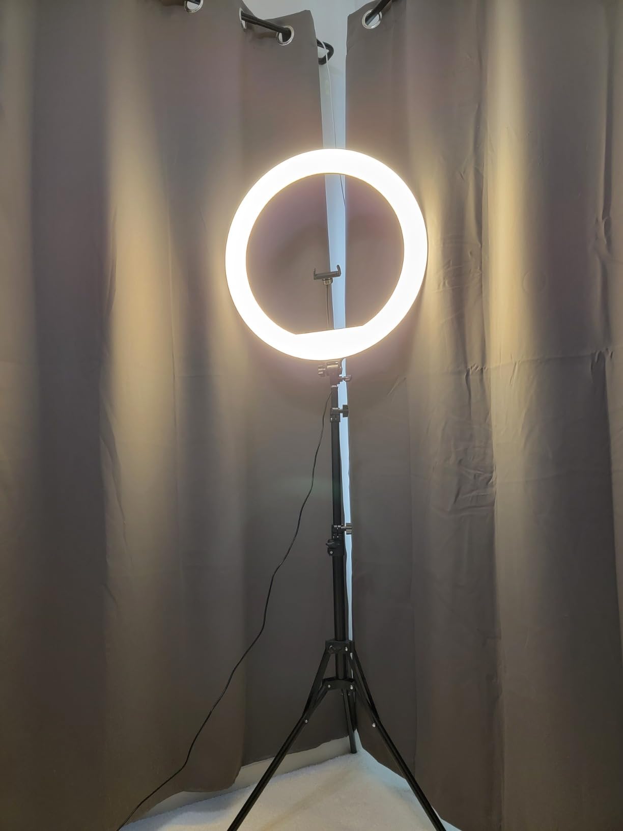 Hagibis 21 inch Ring Light with Stand Outer 55W 5600k Dimmable LED Light, Tripod Stand,and Phone Holder，Remote Controller,Carrying Bag ，CRI 97+ 2540lux, for Streaming Home Office Zoom Call Lighting - Customer Photo 2