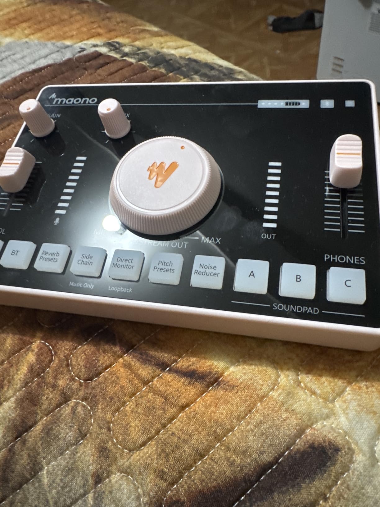 MAONO USB Audio interface for PC with 60 dB Pro-preamp, 24bit/192kHz, Dual USB interface for PC&Smartphone, Routing Software for Home Recording, Music Production, Guitar, Podcast, Streaming(PS22) - Customer Photo 4