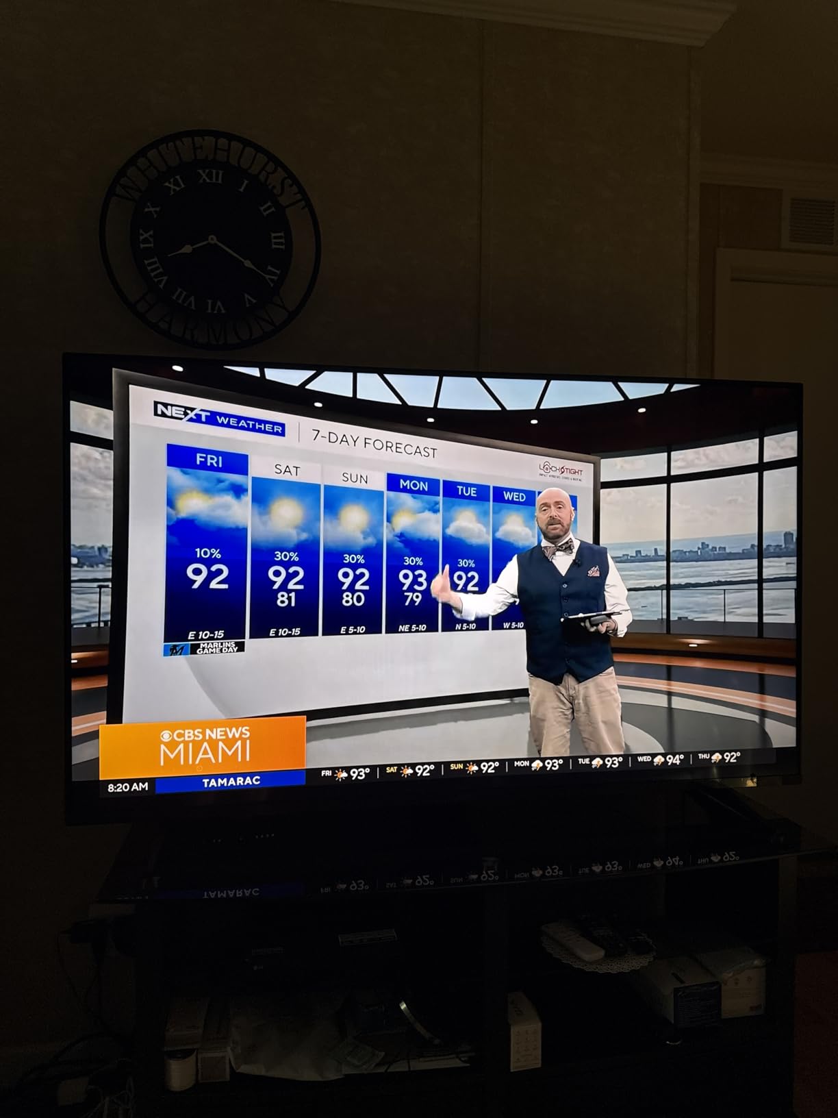 Roku Smart TV – 55-Inch Pro Series 4K QLED RokuTV with Backlit Roku Voice Remote Pro, Dolby Vision IQ, 120Hz Refresh Rate – Live Local News, Sports, Gaming - Customer Photo 4