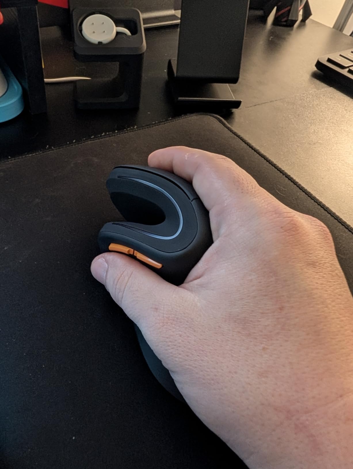 ProtoArc Ergonomic Mouse, EM11 NL Bluetooth Rechargeable Wireless Vertical Mouse, 3 Multi-Device Connectivity for Computer/PC/Laptop, 2.4GHz USB-A Optical Mice for Windows, Mac OS, Black customer photo 1