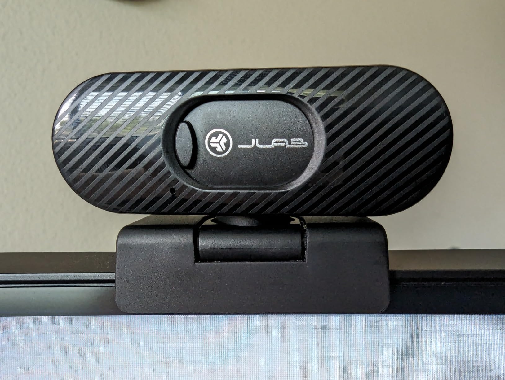 JLab Go Pop Cam USB HD Webcam, Black, 1080P/30 FPS, 2.1 Megapixels, Built-in Privacy Shutter, Minimalist Portable Set-up, Clip-on Design Compatible with PC, Mac and Chromebook - Customer Photo 4