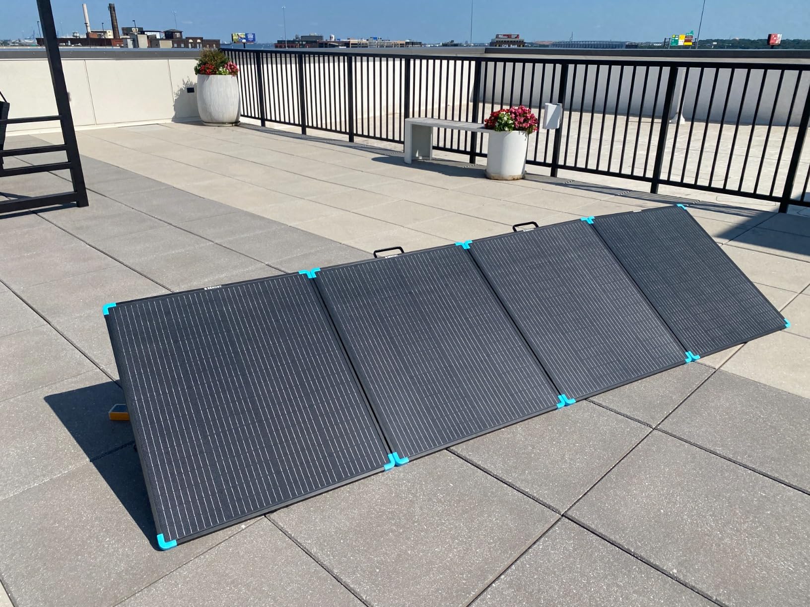 Renogy 400W Portable Solar Panel Suitcase, 23% High Efficiency Foldable Solar Charger for Power Station, Durable for Decades, with Sturdy Kickstands, IP67 Waterproof for RV Camping Off-Grid Blackouts - Customer Photo 1