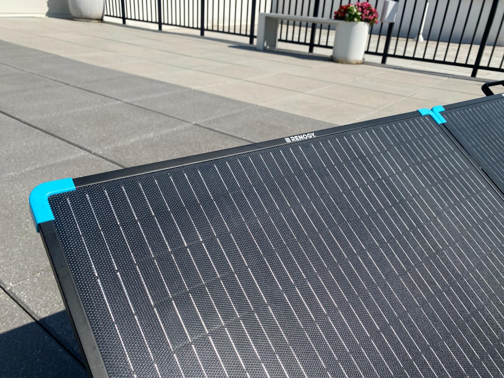 Renogy 400W Portable Solar Panel Suitcase, 23% High Efficiency Foldable Solar Charger for Power Station, Durable for Decades, with Sturdy Kickstands, IP67 Waterproof for RV Camping Off-Grid Blackouts - Customer Photo 2