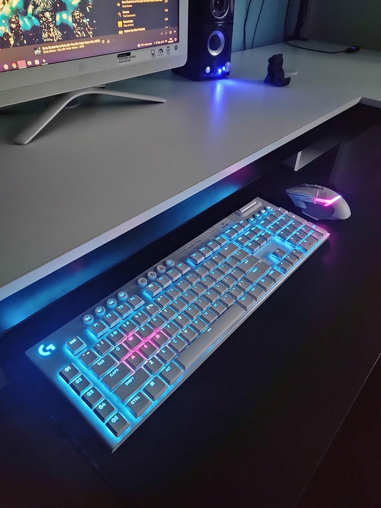 Logitech G915 X Lightspeed Wireless Mechanical Gaming Keyboard, Double-Shot PBT Keycaps, Fully Programmable Keys, RGB Backlit Mac/PC Gaming Keyboards, Aluminum Finish, GL Linear Switches, Black - Customer Photo 1