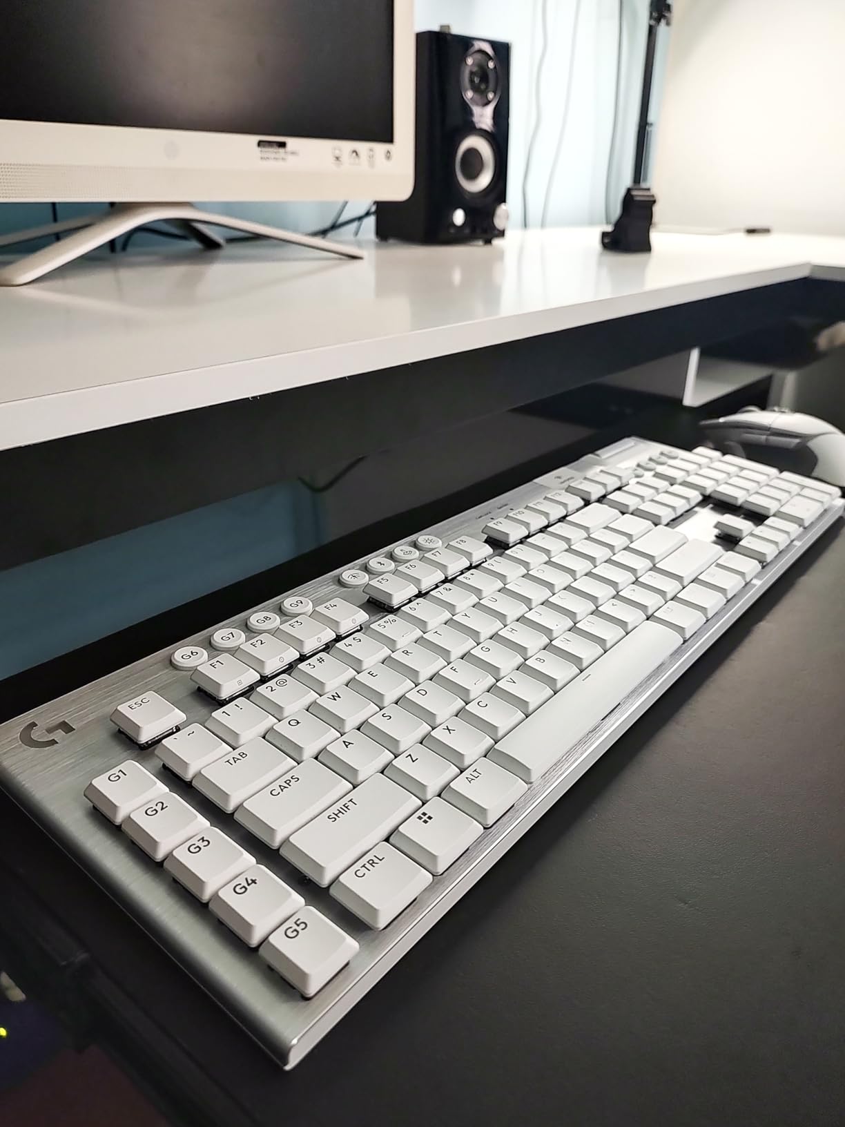 Logitech G915 X Lightspeed Wireless Mechanical Gaming Keyboard, Double-Shot PBT Keycaps, Fully Programmable Keys, RGB Backlit Mac/PC Gaming Keyboards, Aluminum Finish, GL Linear Switches, Black - Customer Photo 2