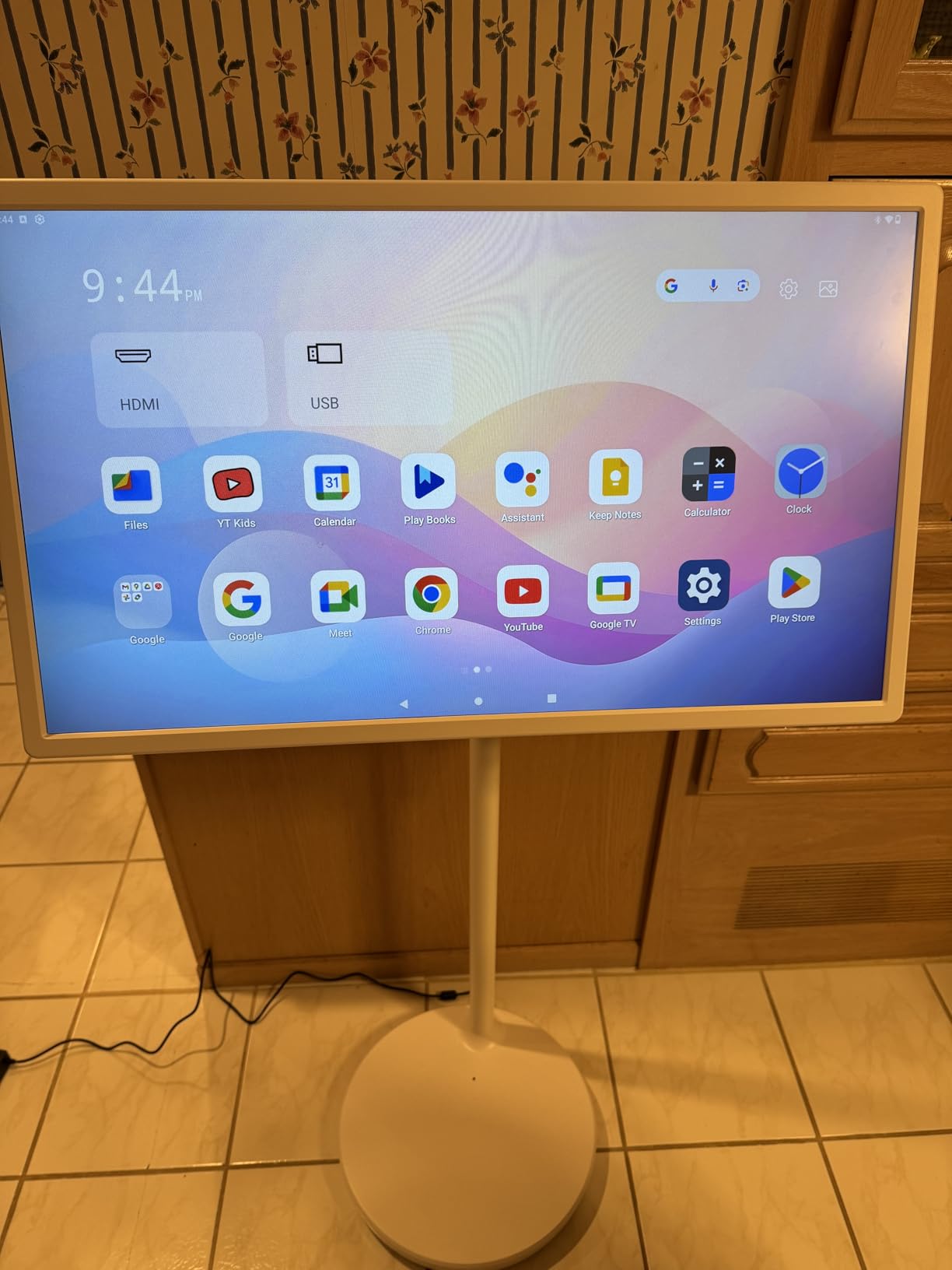 KEFEYA 32-Inch Portable TV with Touch Screen | 6GB RAM + 128GB Storage | 1080P Full HD Portable Monitor with Built-in 8-Hour Battery | Android 13 OS | Rolling TV on Wheels | Remote Control - Customer Photo 2