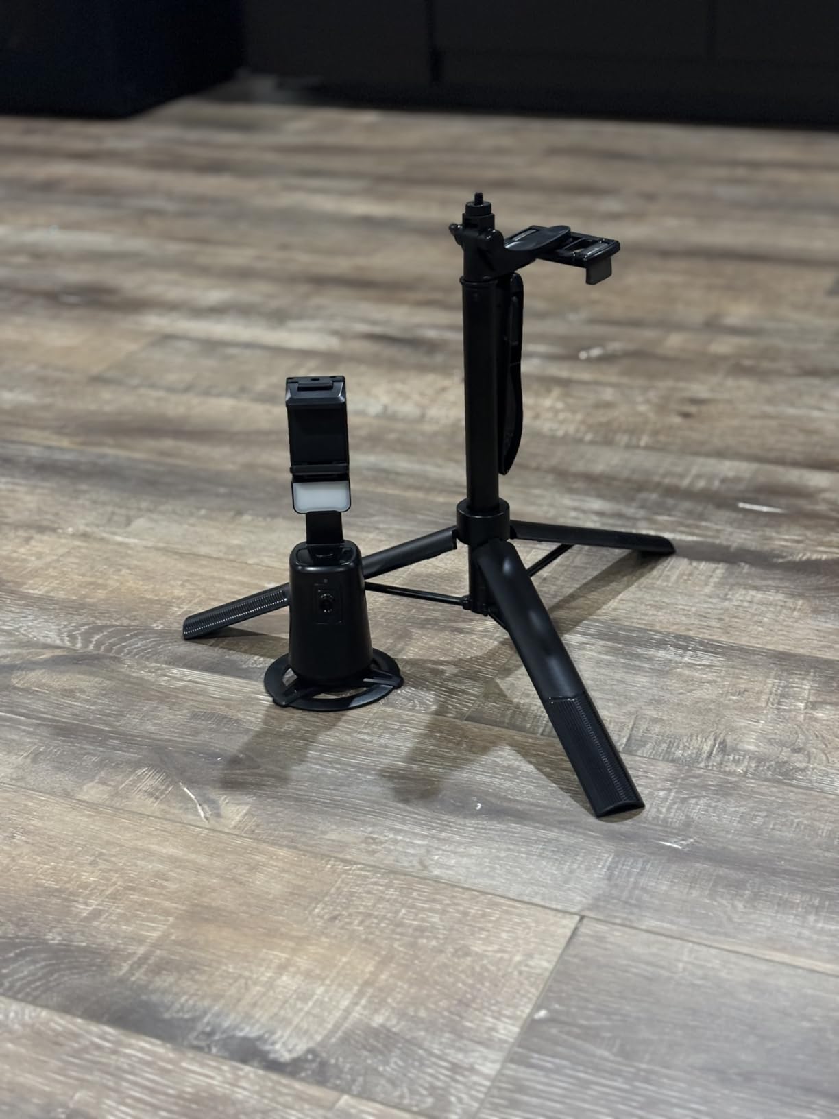 LYSOATUR Auto Face Tracking Tripod 360° Rotating Auto Tracking Phone Holder with Remote and Gesture Control,No App, for Live Video Recording Tiktok Live Vlog Streaming Video,Rechargeable Battery - Customer Photo 1
