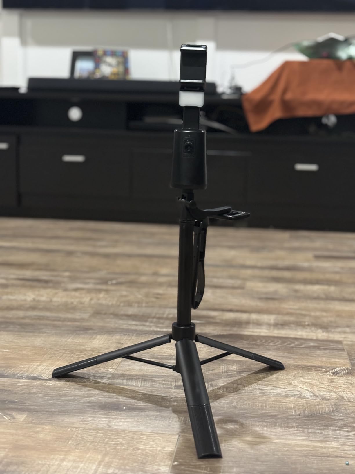 LYSOATUR Auto Face Tracking Tripod 360° Rotating Auto Tracking Phone Holder with Remote and Gesture Control,No App, for Live Video Recording Tiktok Live Vlog Streaming Video,Rechargeable Battery - Customer Photo 2