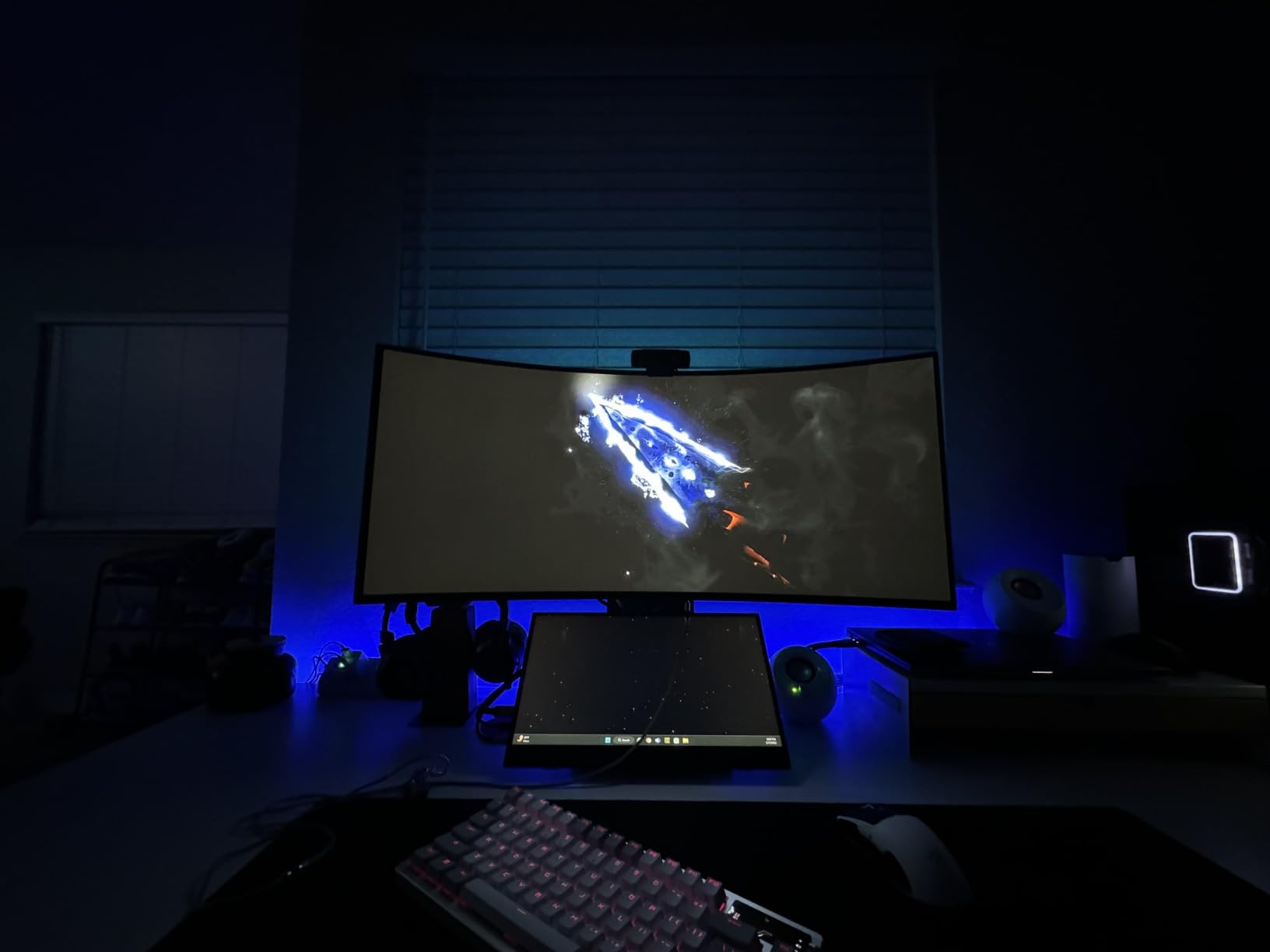 LG 27GS93QE 27-inch Ultragear OLED Gaming Monitor QHD 1440p 240Hz 0.03ms DisplayHDR True Black 400 AMD FreeSync Premium Pro NVIDIA G-Sync HDMI 2.1 DisplayPort Tilt/Height/Pivot Stand Black Customer Review LG 27GS93QE 27-inch Ultragear OLED Gaming Monitor QHD 1440p 240Hz 0.03ms DisplayHDR True Black 400 AMD FreeSync Premium Pro NVIDIA G-Sync HDMI 2.1 DisplayPort Tilt/Height/Pivot Stand Black - Customer Photo 3