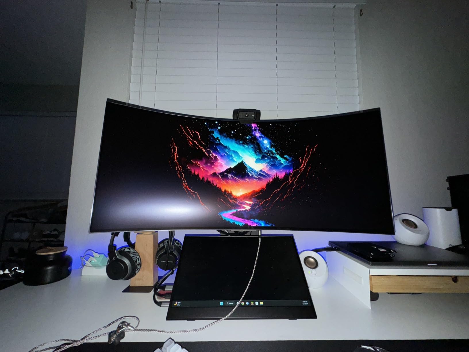 LG ‎27GS93QE 27-inch Ultragear OLED Gaming Monitor QHD 1440p 240Hz 0.03ms DisplayHDR True Black 400 AMD FreeSync Premium Pro NVIDIA G-Sync HDMI 2.1 DisplayPort Tilt/Height/Pivot Stand Black - Customer Photo 4