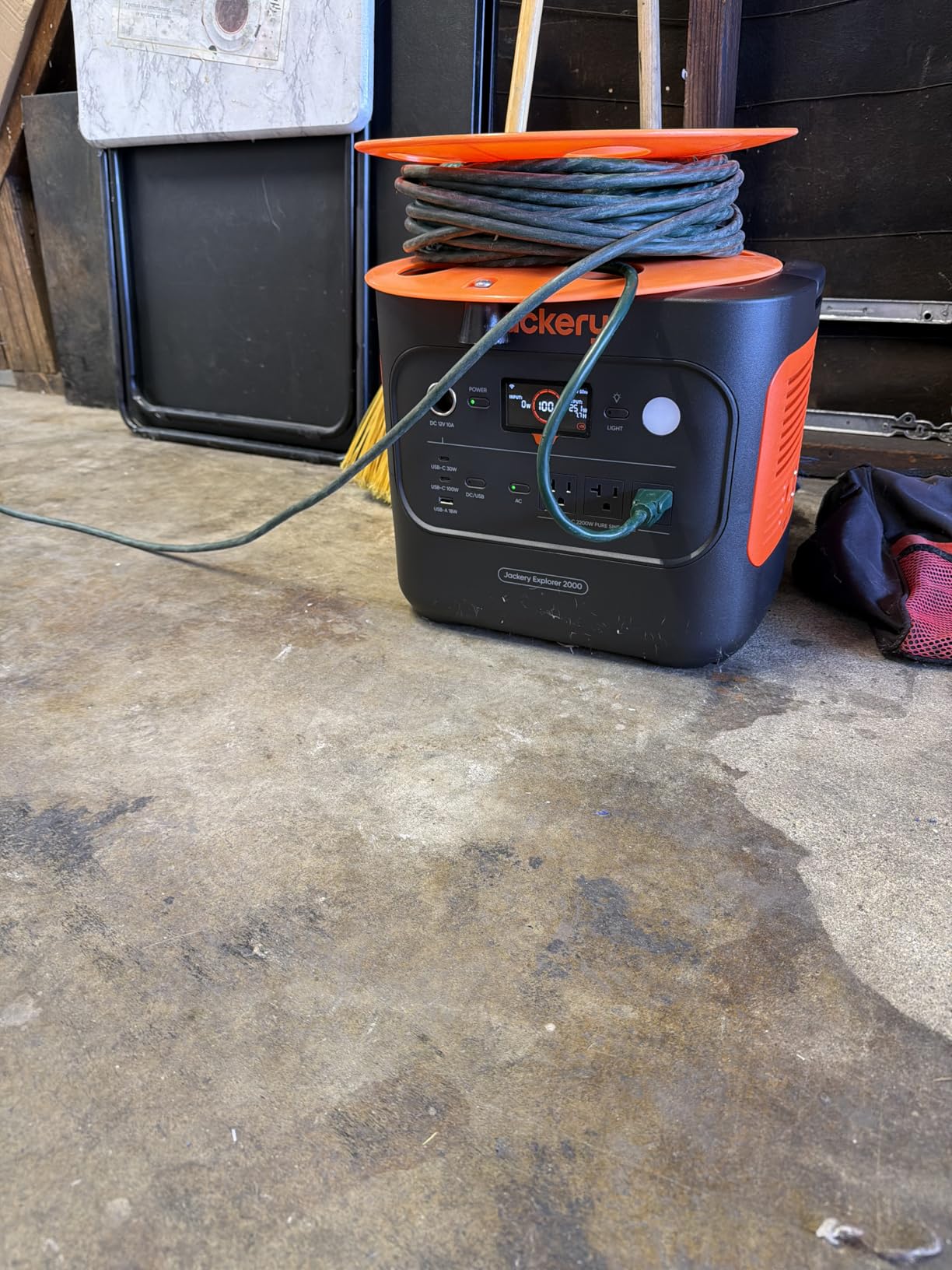 Jackery Explorer 2000 v2 Portable Power Station, 2042Wh LiFePO4 Home Backup Battery, 2200W Solar Generator, USB-C PD 100W Fast Charging for Emergencies, Power Outages, Camping(Solar Panel Optional) - Customer Photo 1
